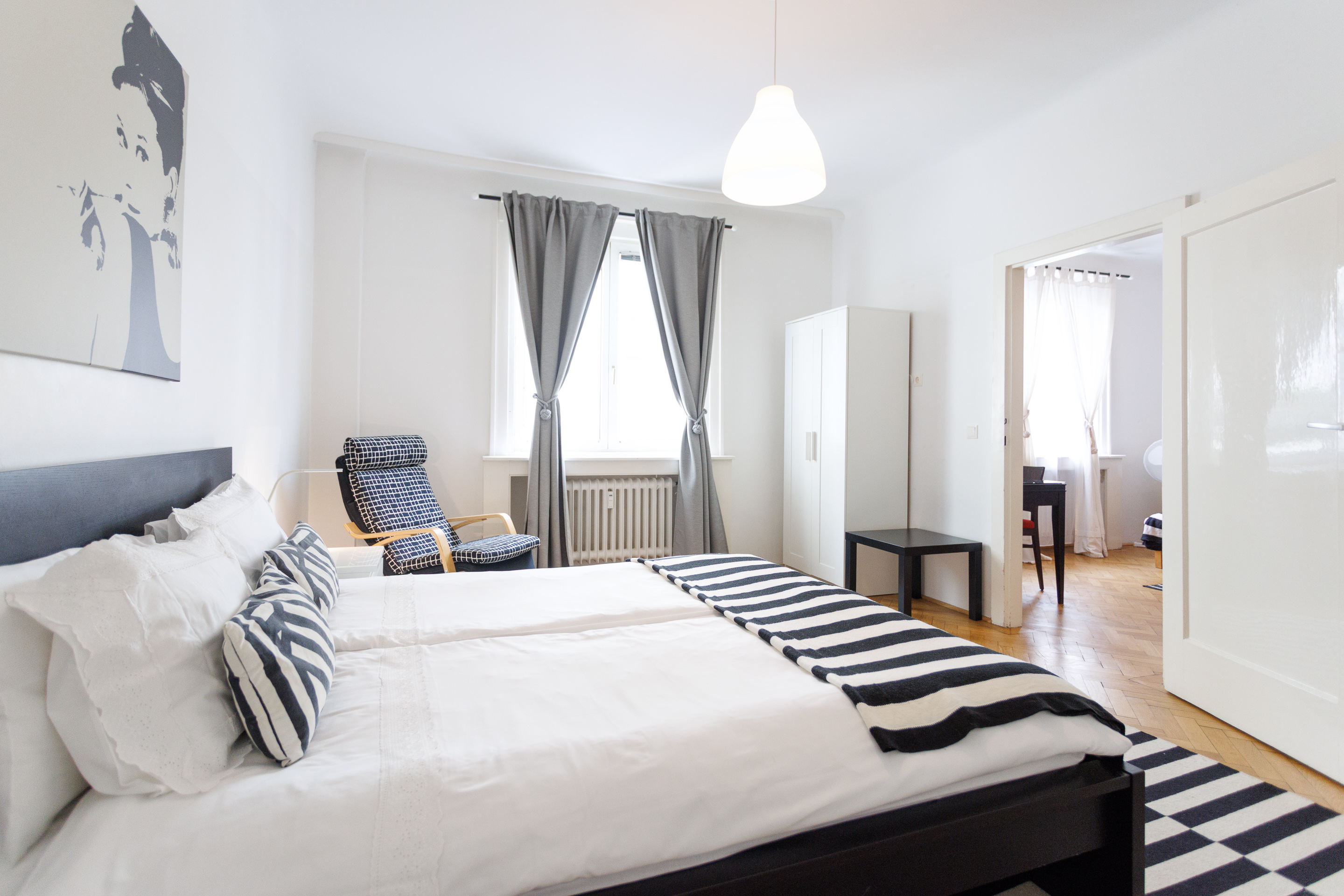 Black & White Apartment - City Center