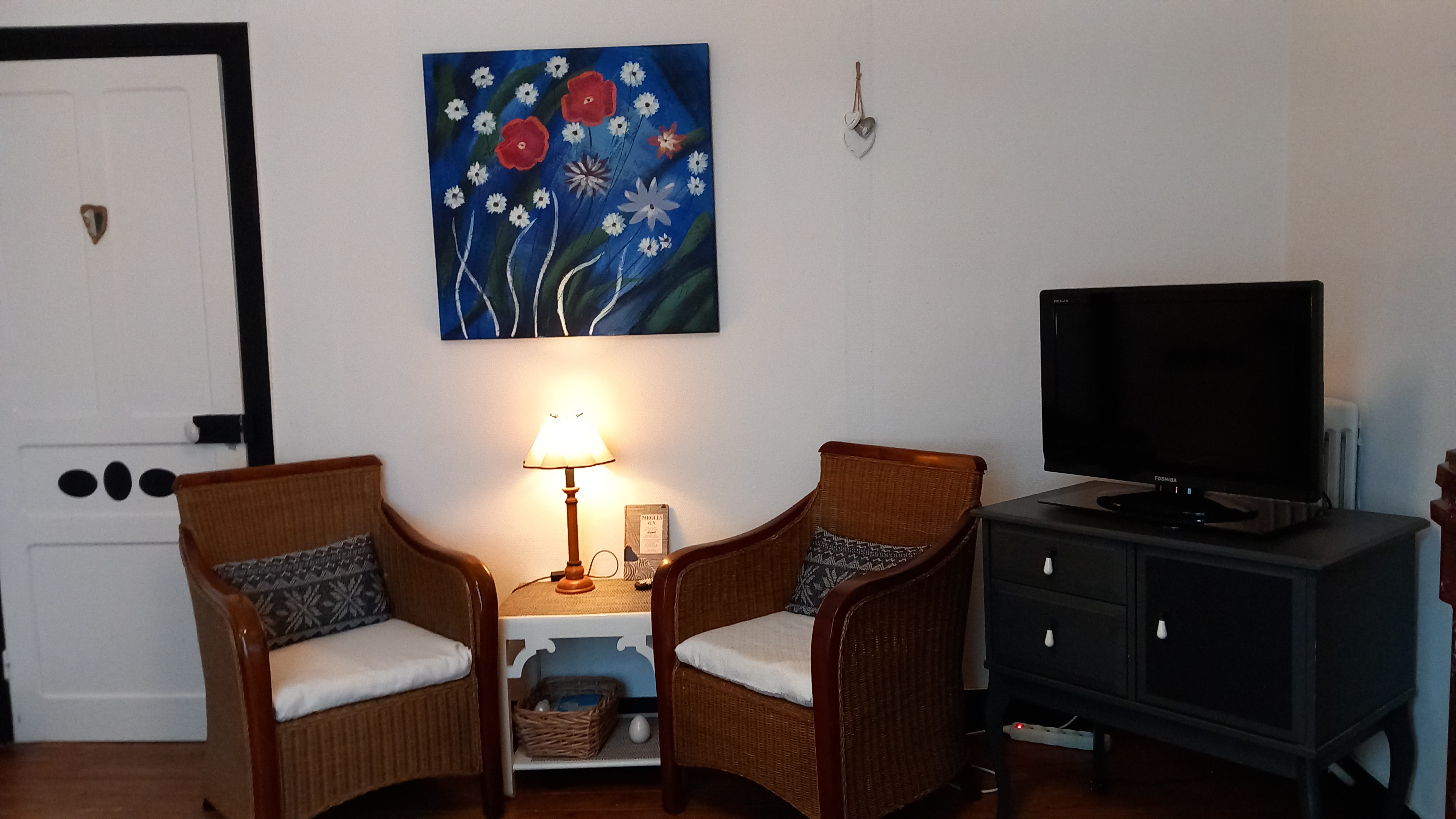 Room
and breakfast nook.
