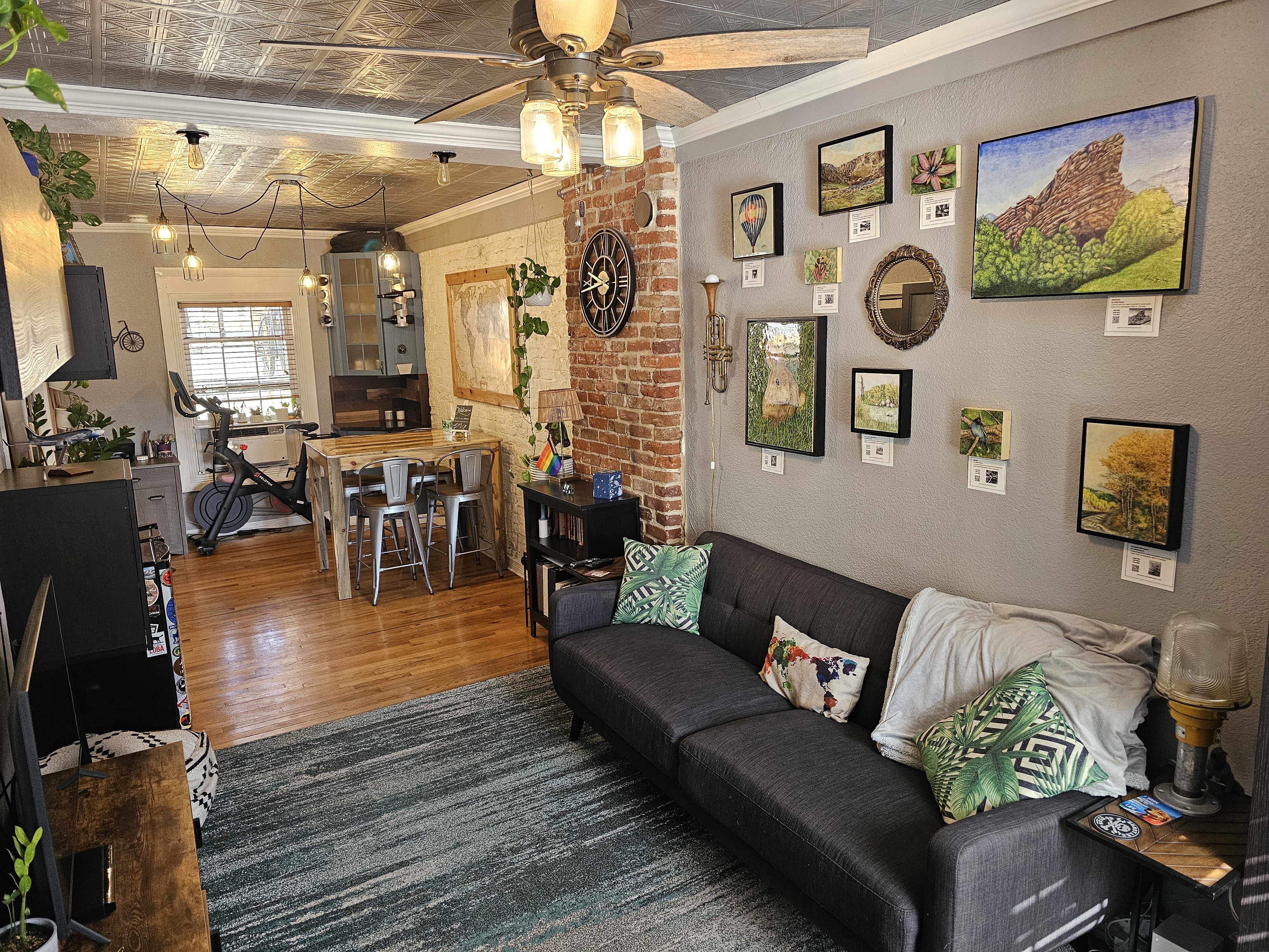 Eclectic row house - walk to Empower field in Jefferson Park, Denver
