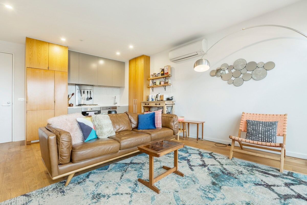 Hip off High Street: A Vibrant Balcony Escape