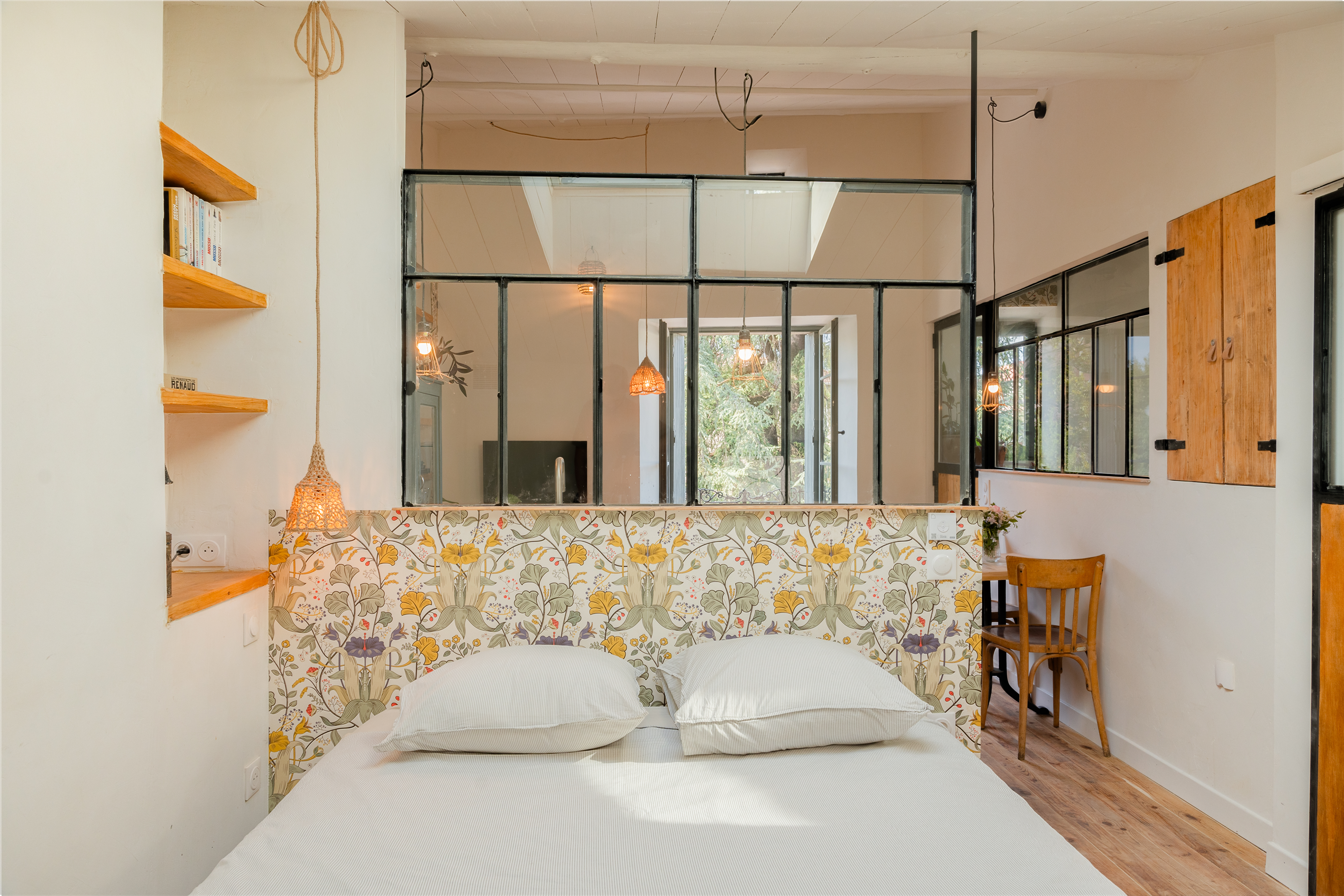Studio-loft, workshop style, bright well-equipped