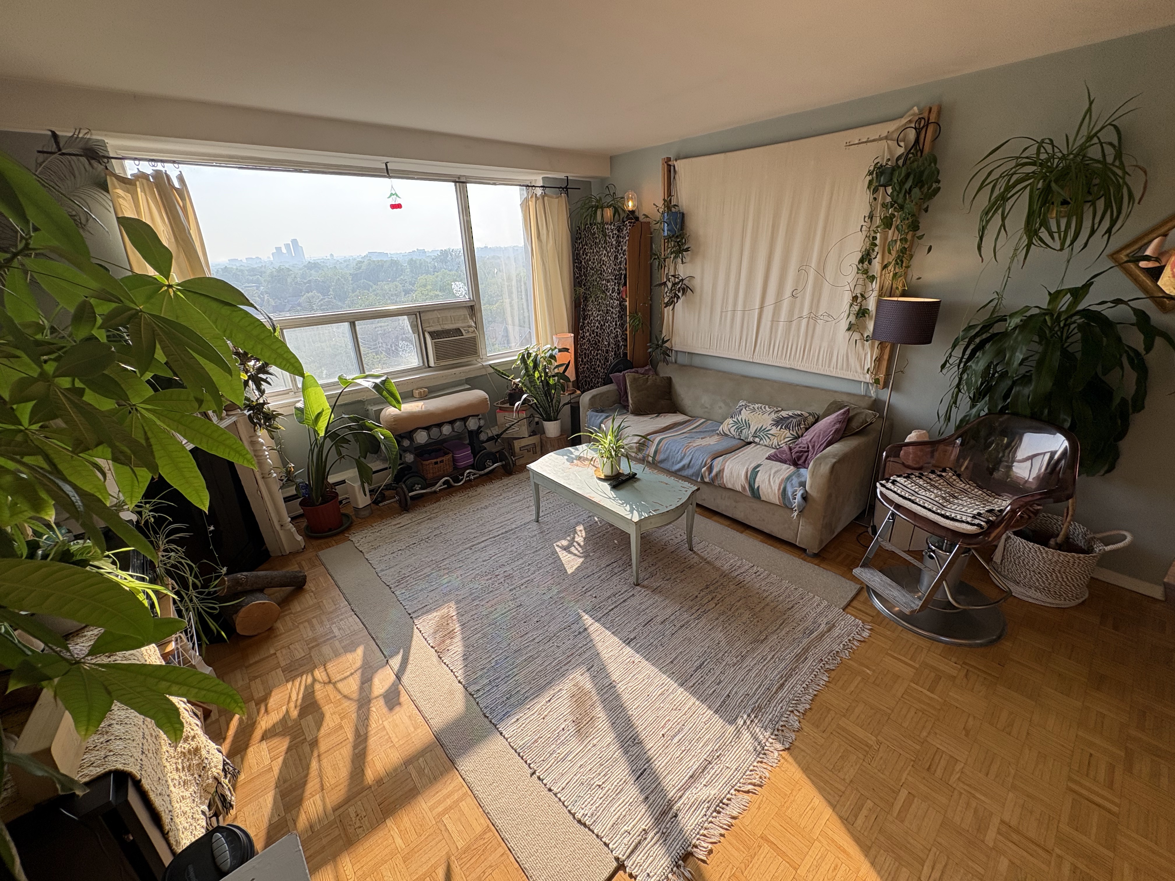 Colourful Apartment, Creative Space in Annex, Toronto