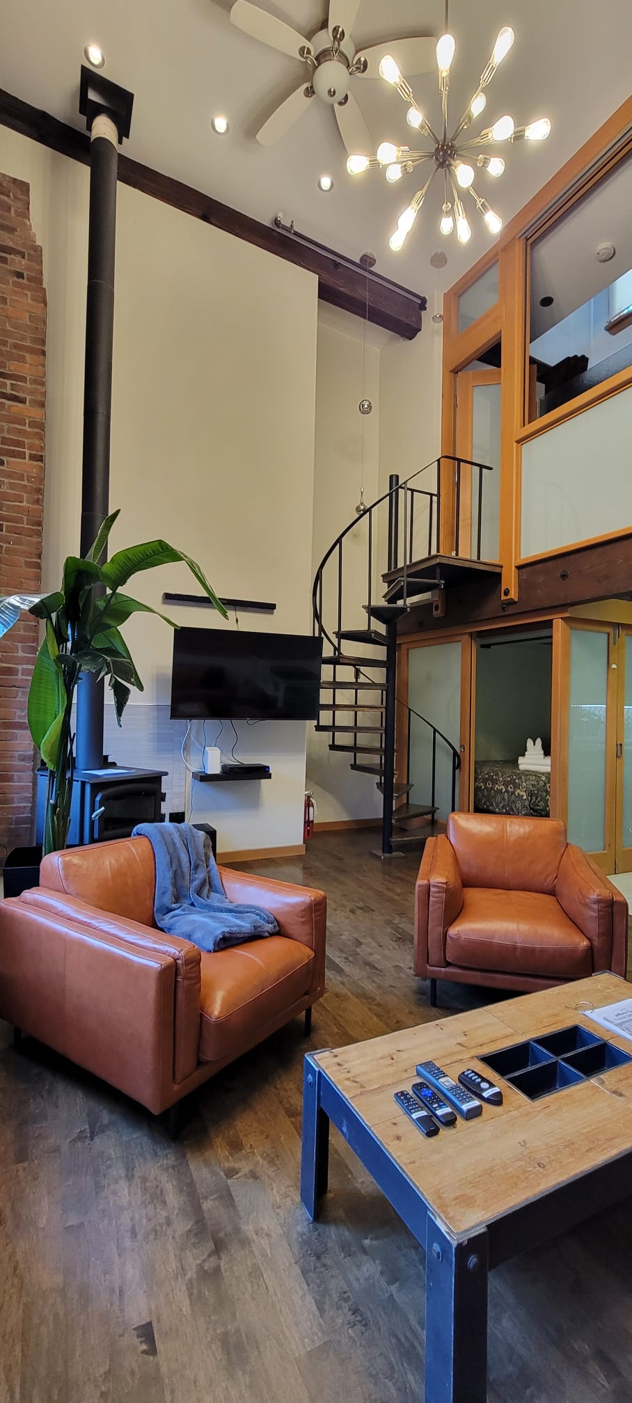 Stylish Gastown Loft w/ Soaker Tub & Wood Stove