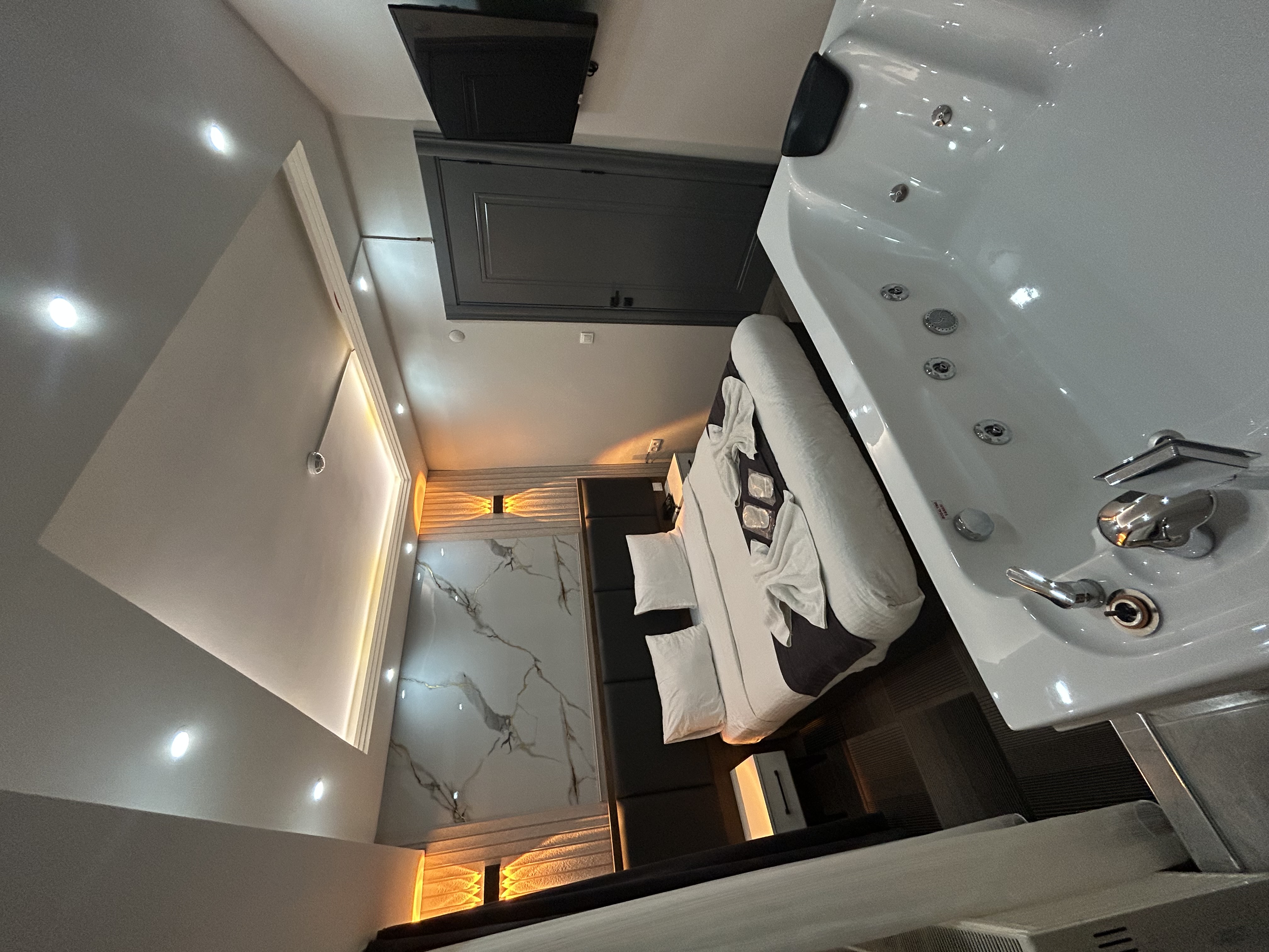 Modern Tasarımlı Lux 1+1 jakuzili Suıt Oda in Bakirkoy, Istanbul