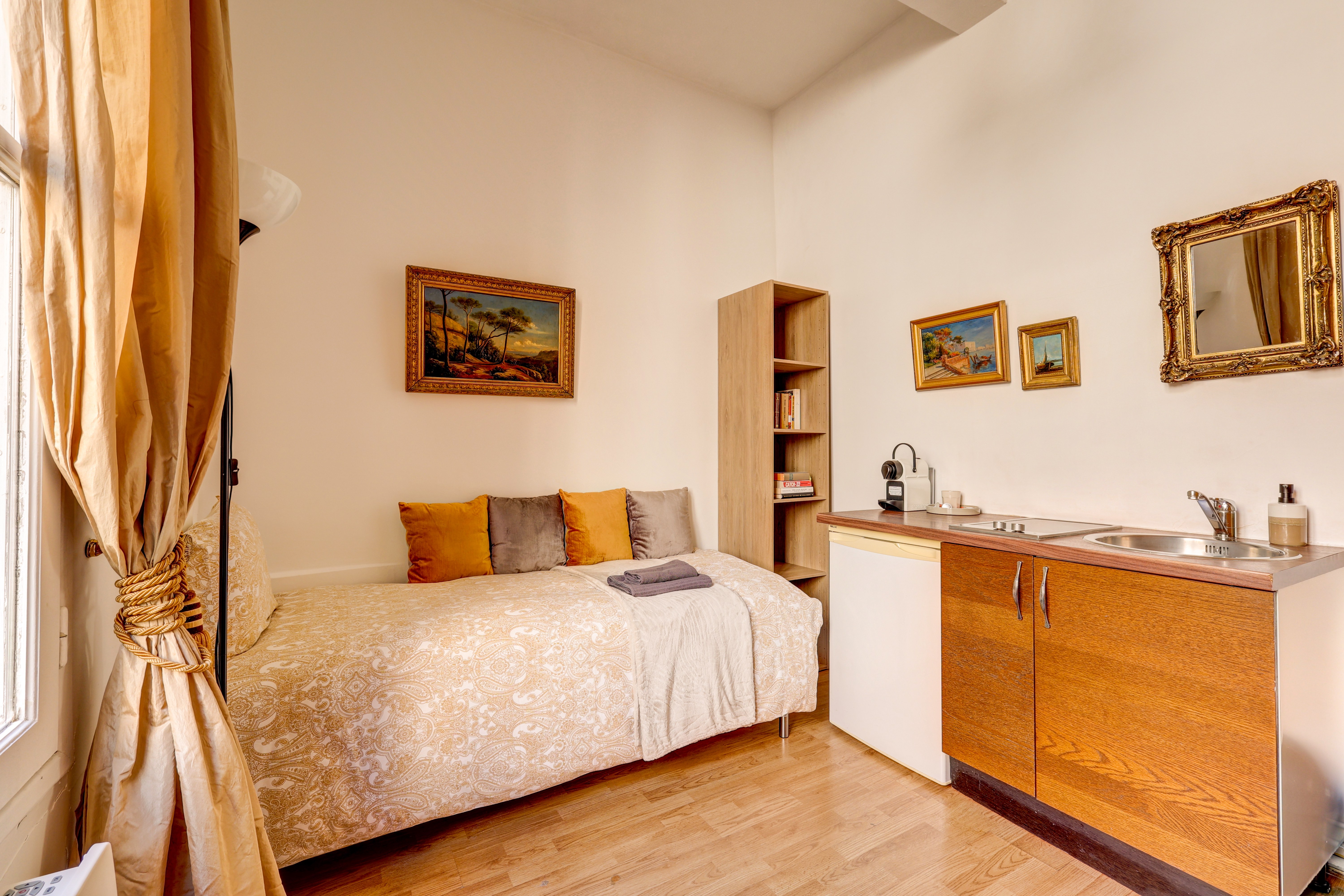 Small Luxurious Room in the heart of Saint Germain