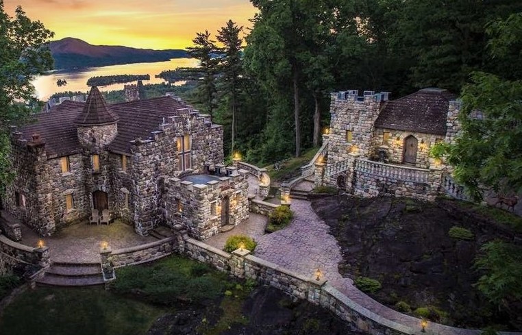 'Castle Cottage' overlooking Lake George!