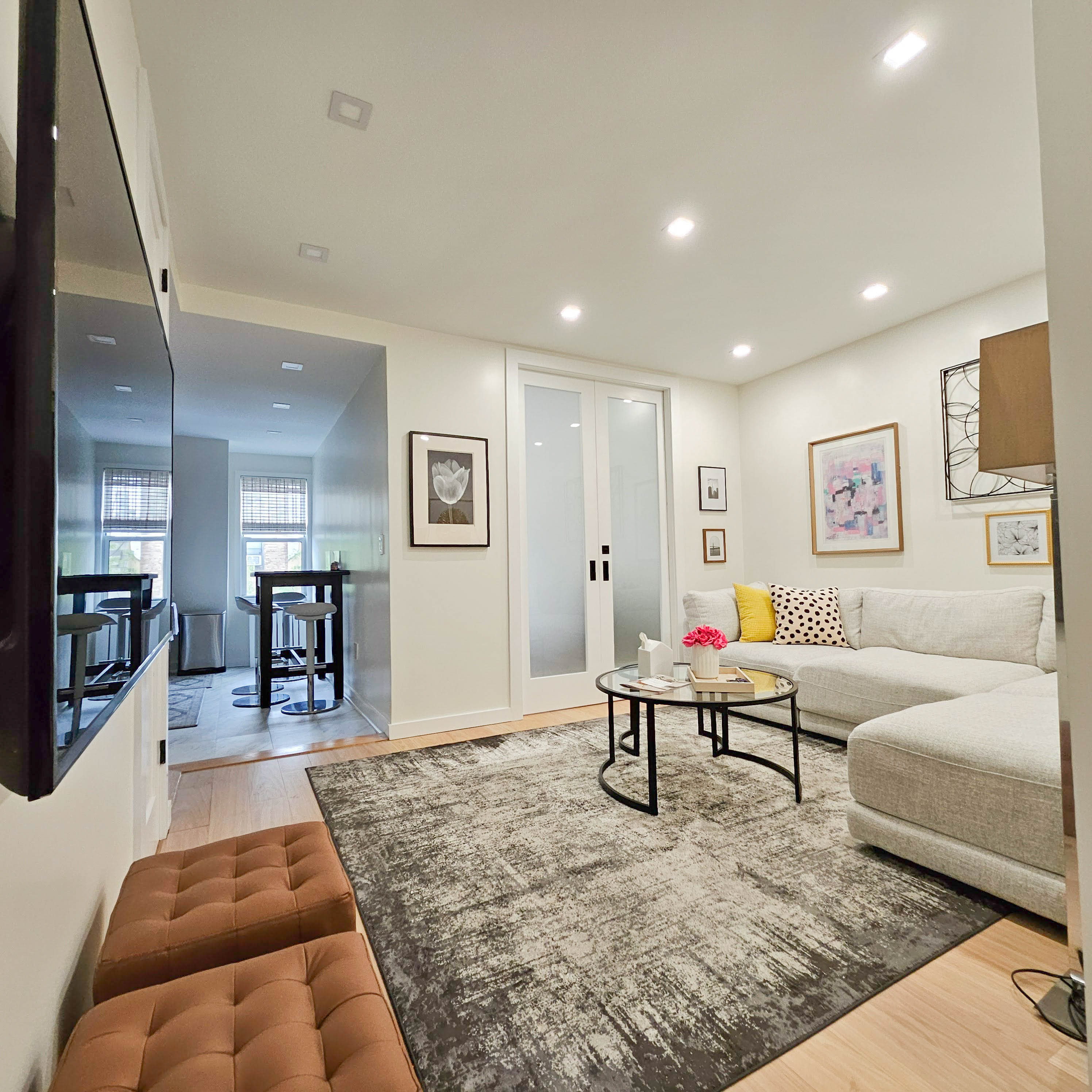 Modern 2-bedroom apartment near subway and parks