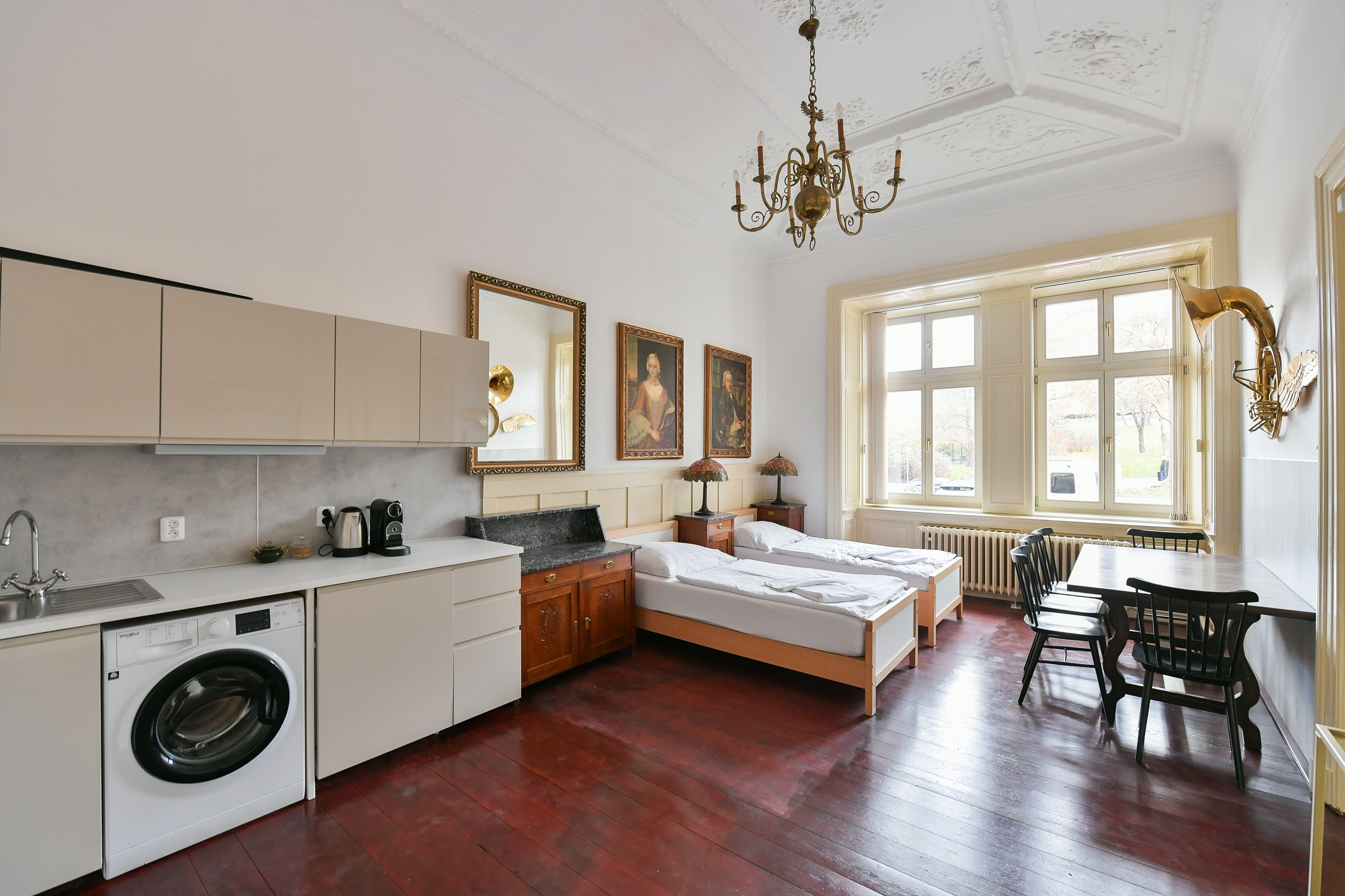 5 single beds, 2 bedrooms, kitchenette