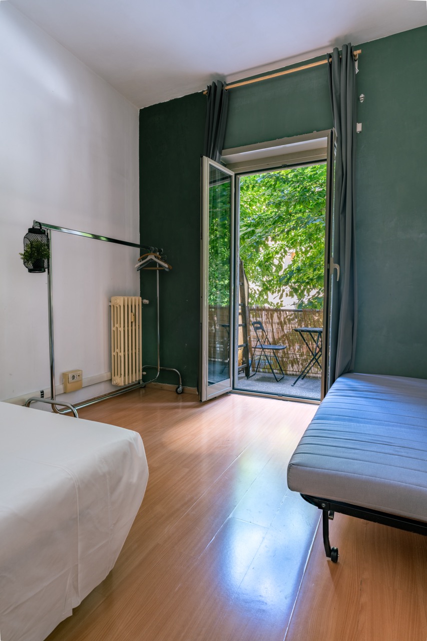A cozy quite room + balcony,10 mins to Colosseo!