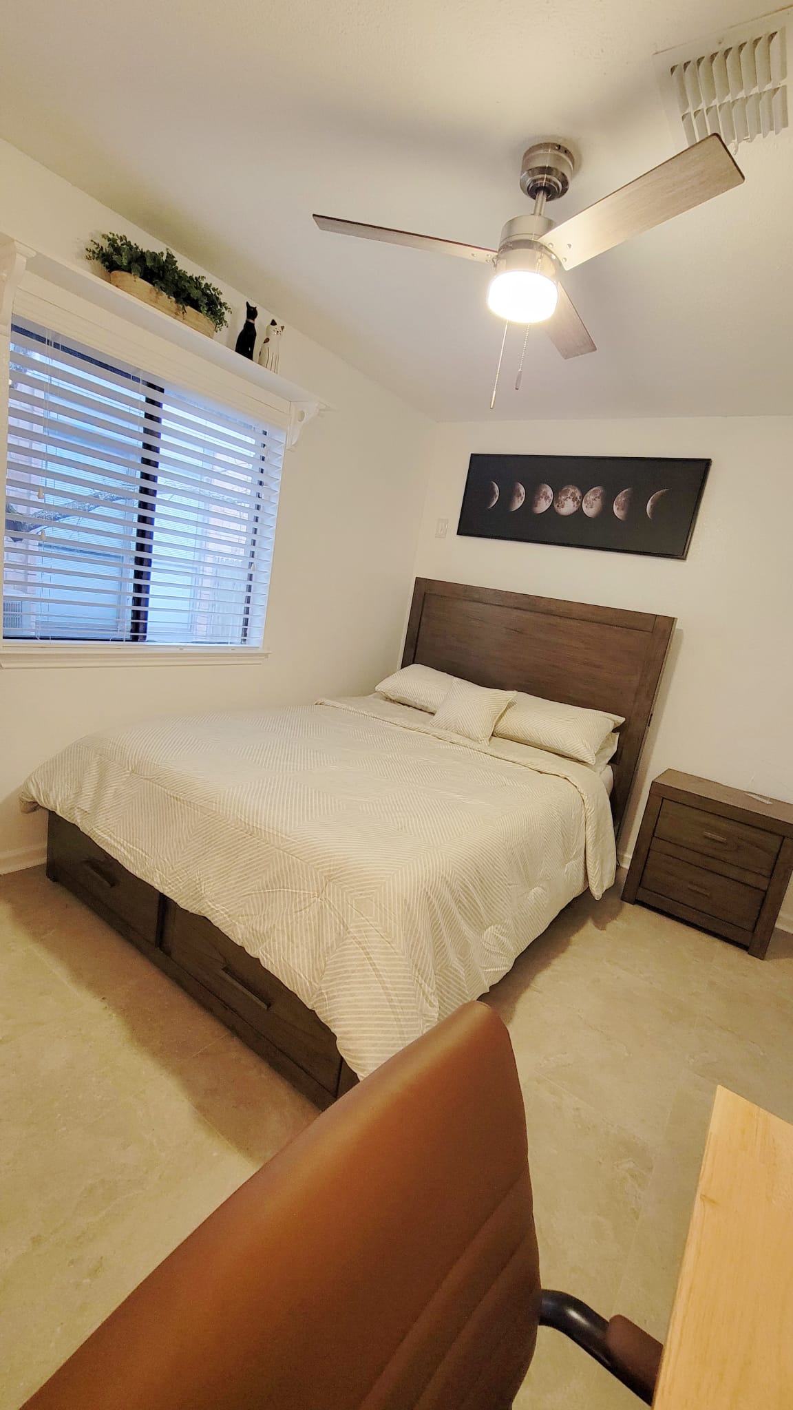 Comfortable & Quiet Room w/ Desk & Mini Fridge in 78749, Austin