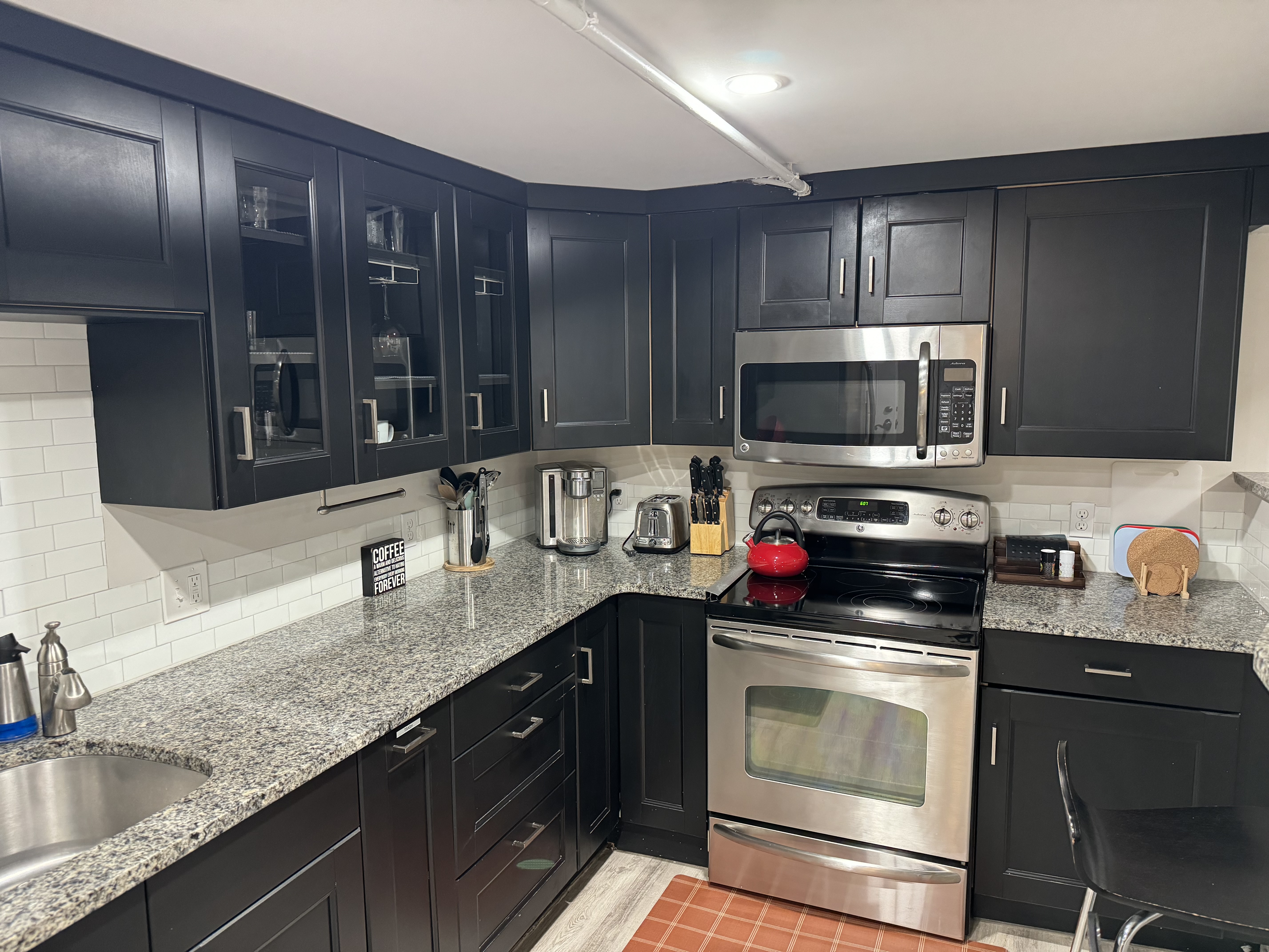 Large Studio Apt w/ Full Kitchen & Bath + Parking!