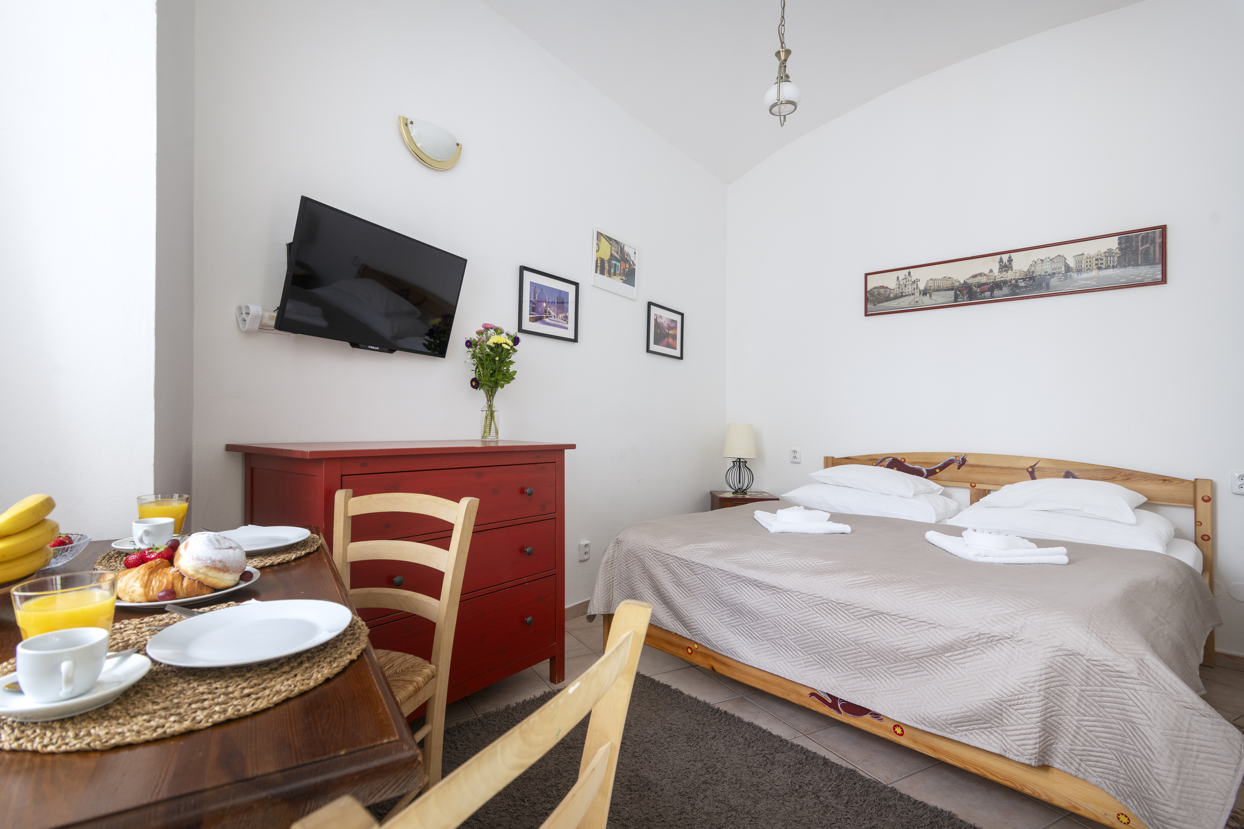 Romantic Hideaway ♥ Right by The Old Town Square!