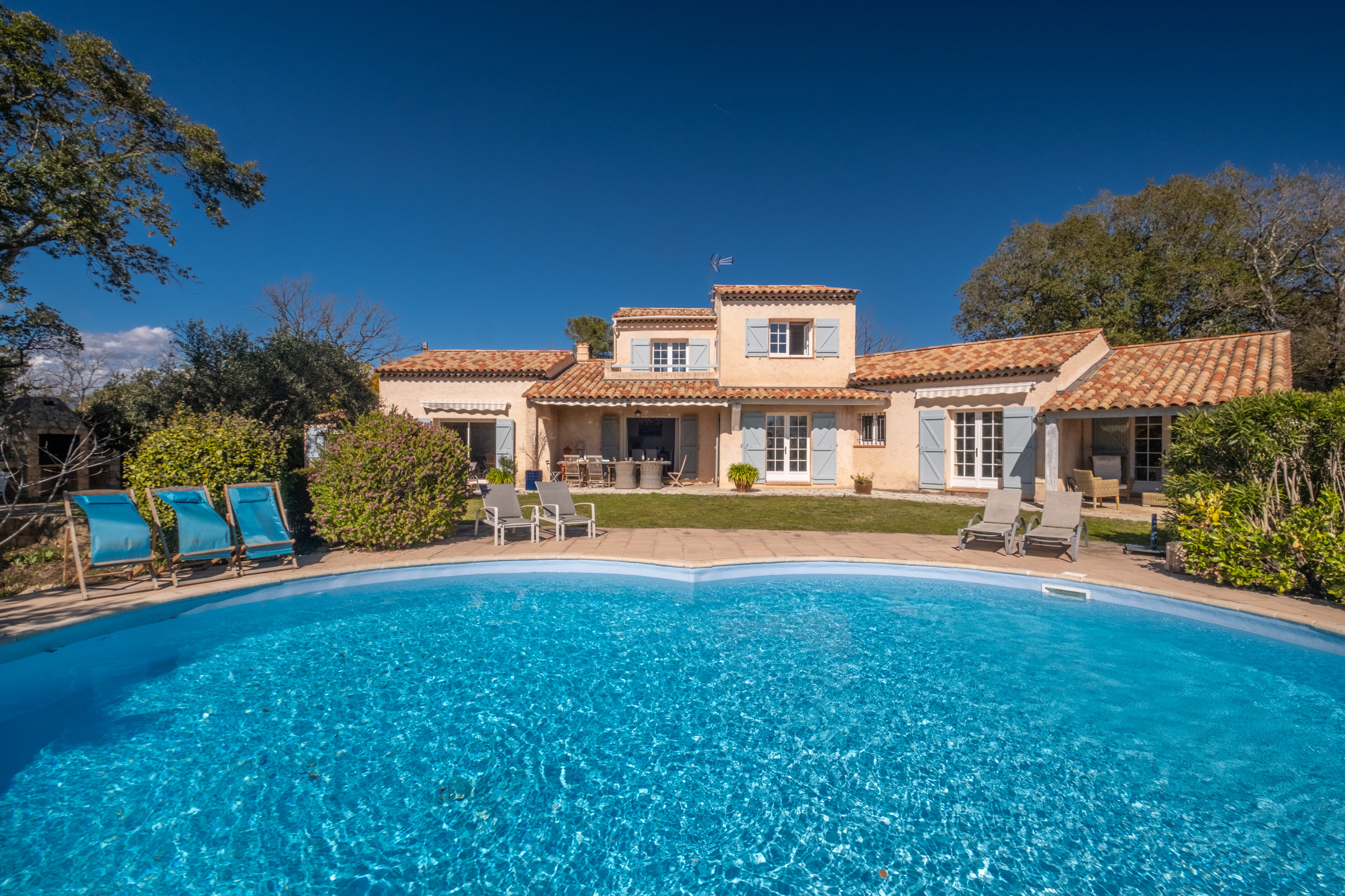 Charming provencal mas; silence & nature