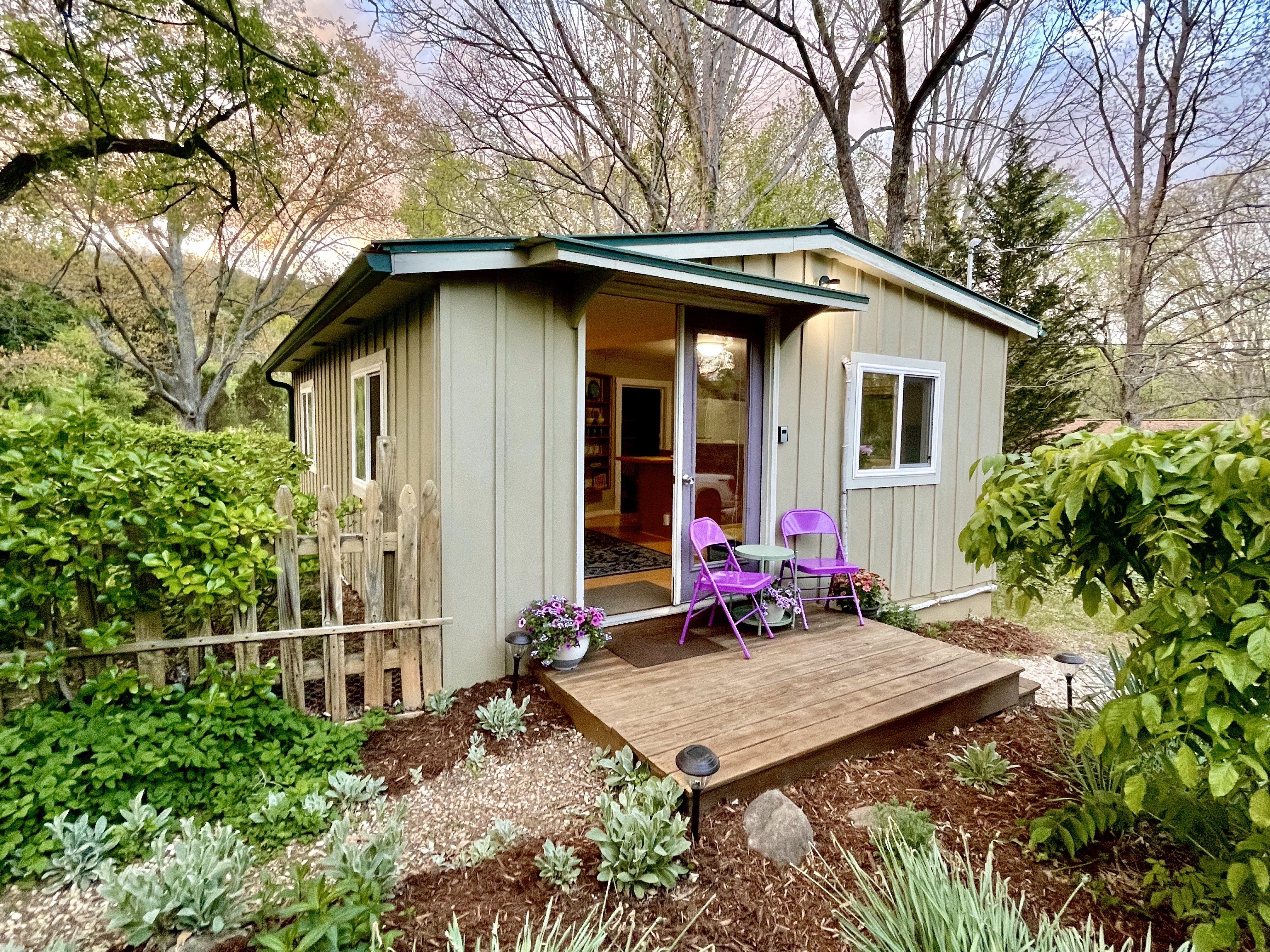 Asheville Garden Cottage ~ Light Filled ~ Cozy in 28805, Asheville