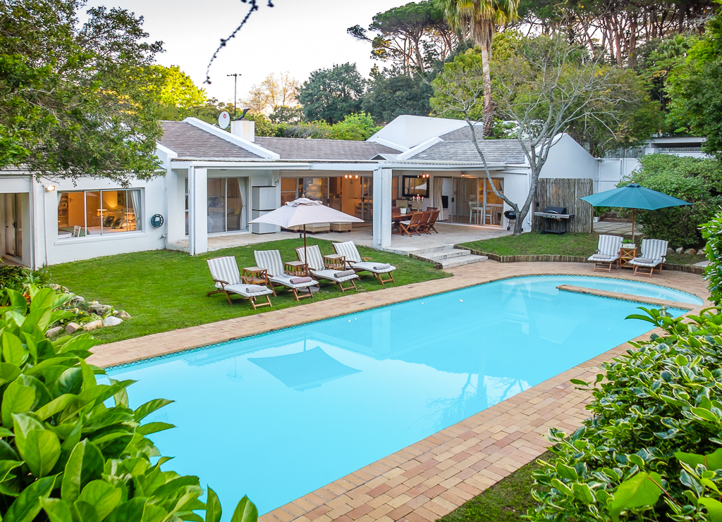 Constantia Vineyard Family Villa | Pool | Sleeps12 in Ward 62, Cape Town