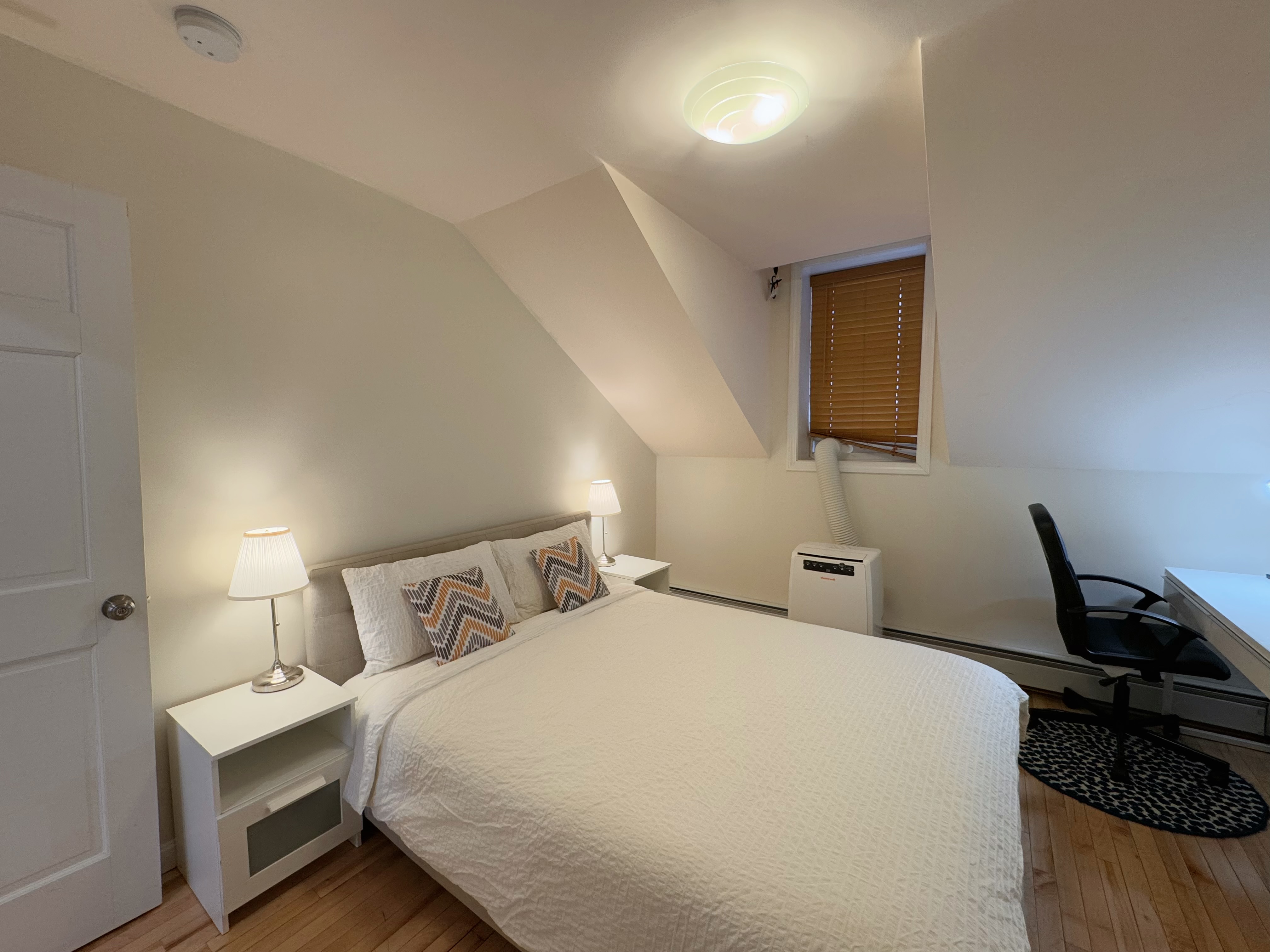 3rd Floor, 2BR Downtown- Walk to Boston Common
