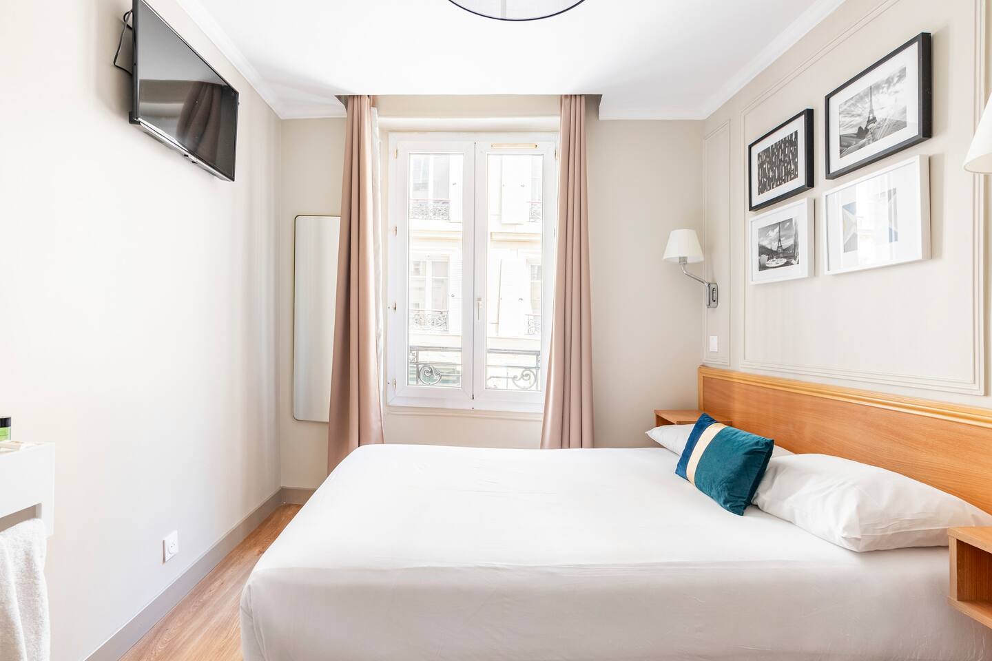 Montmartre double room shared bathroom