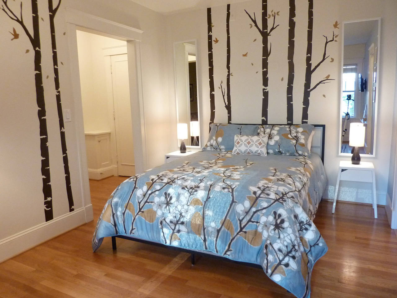 Quiet courtyard steps from iconic sites & dining!