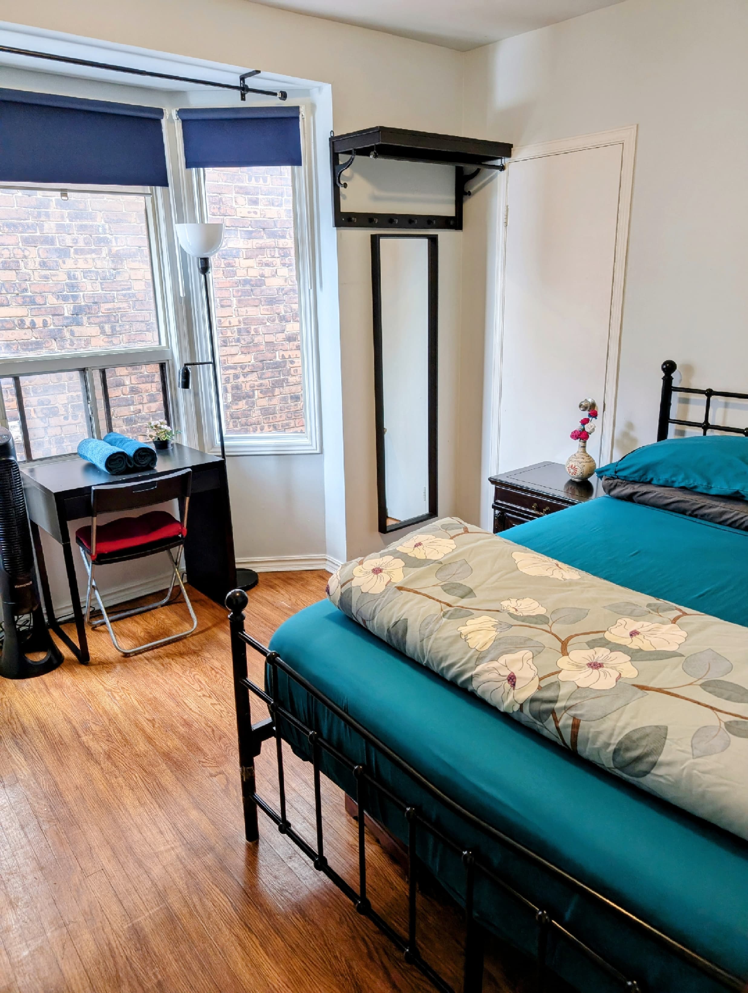 Toronto room | own bath, 3 mins walk to subway stn