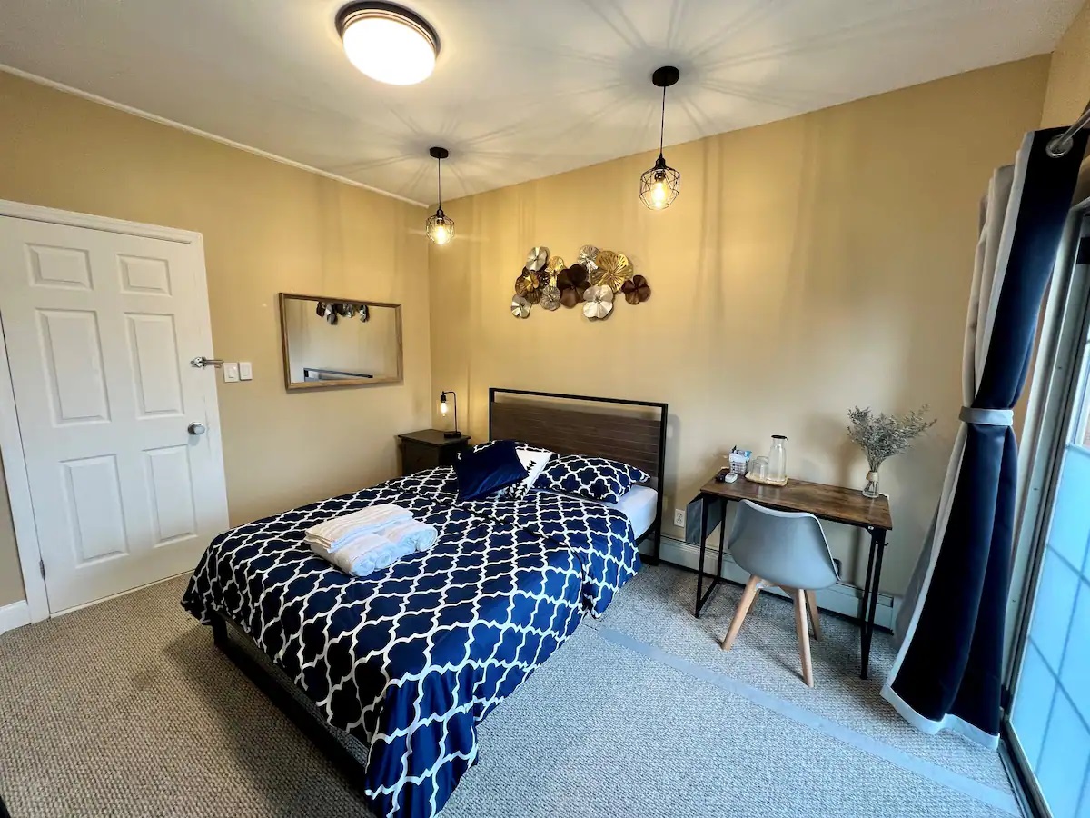 Large Private Room W/ Big Window near LGA Airport