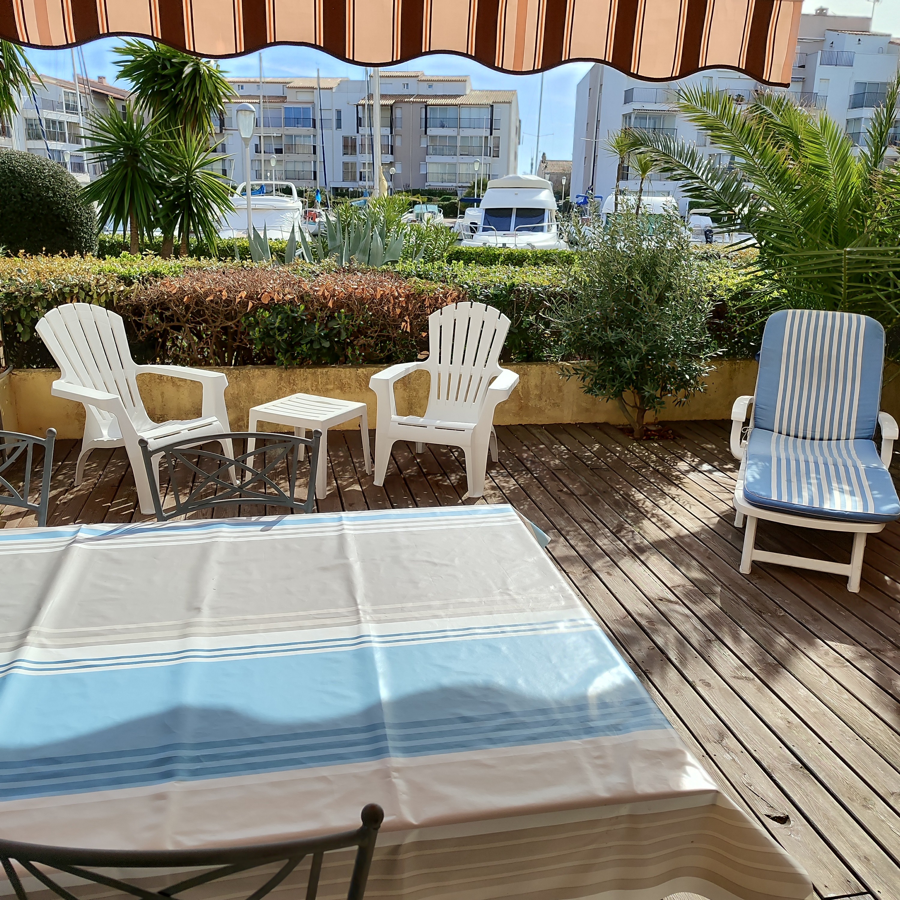 Ideal family near harbor and beaches, boat views