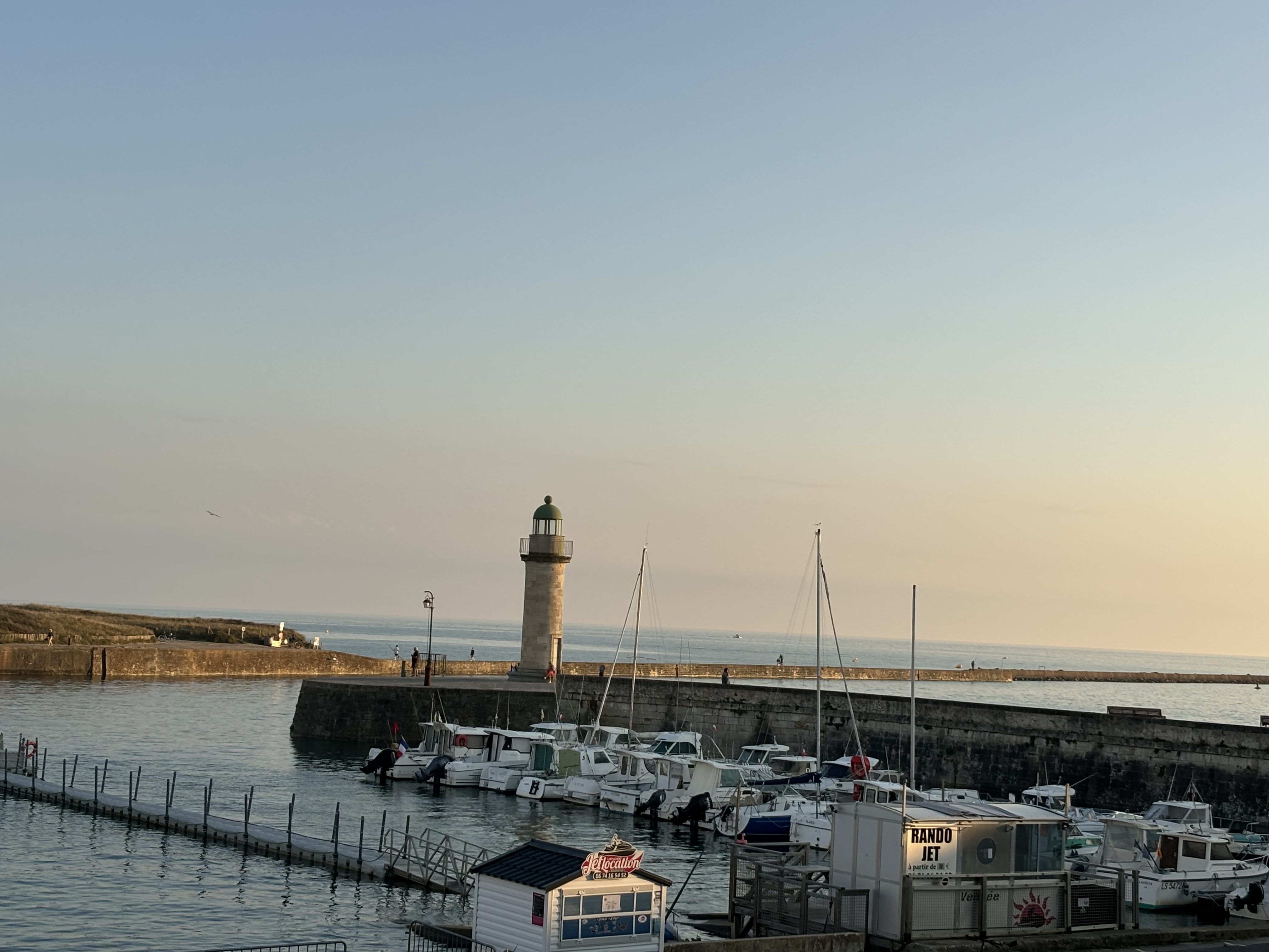 South-facing apartment with sea view port  terrace  parking