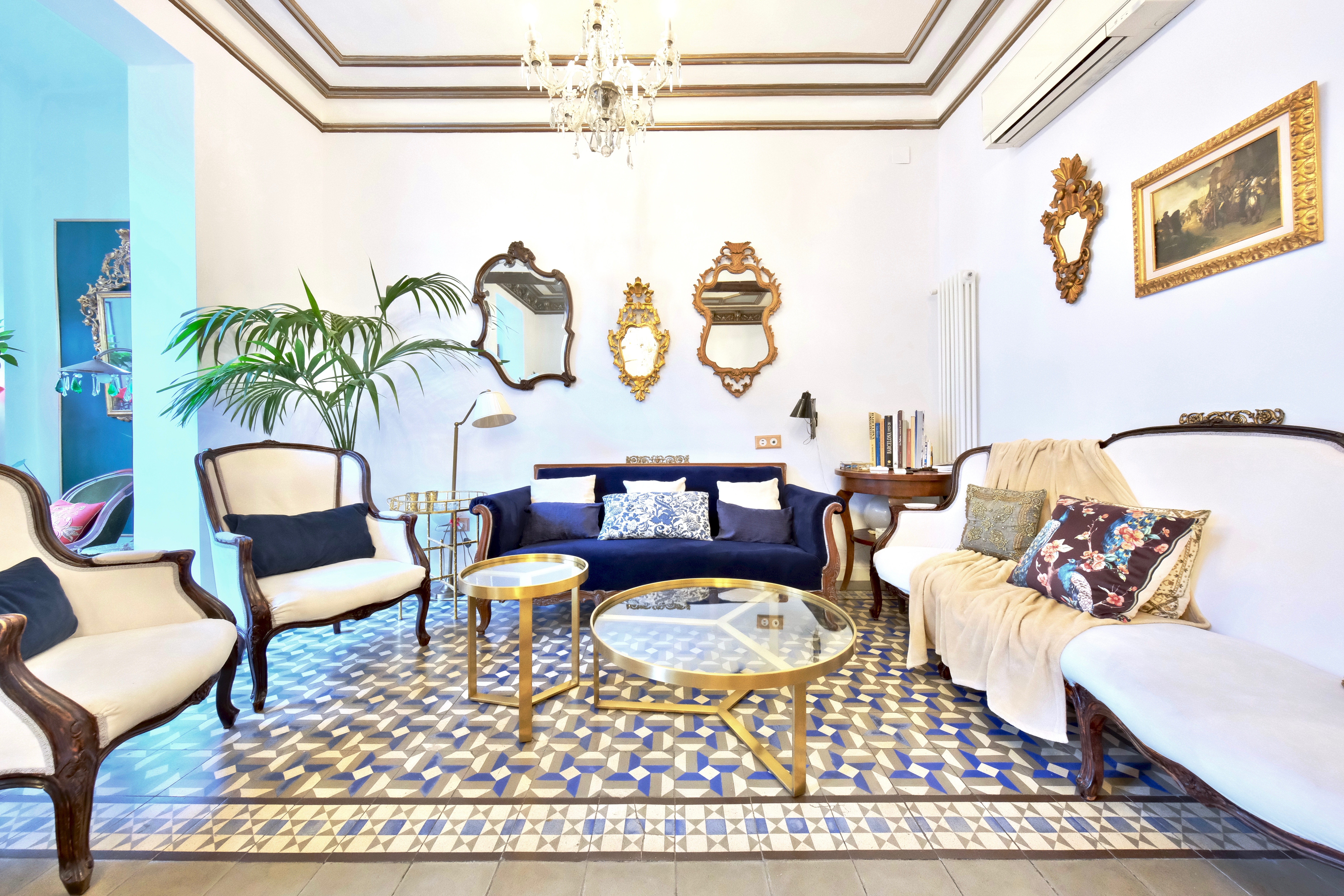 Large patio, 4 baths (3 en-suite), 19th c, central in l'Antiga Esquerra de l'Eixample, Barcelona