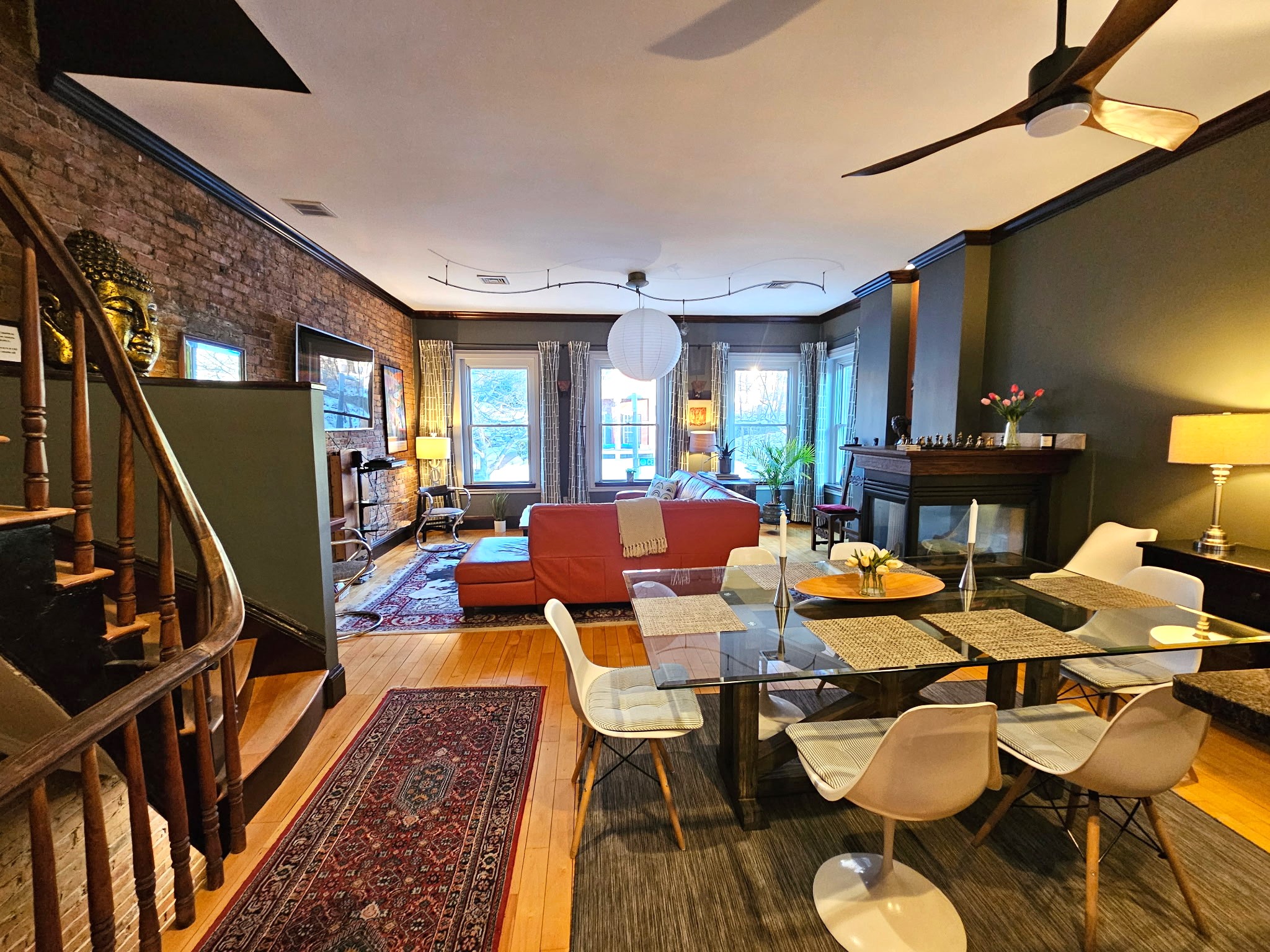 *Modern City Triplex!! *Close to Center