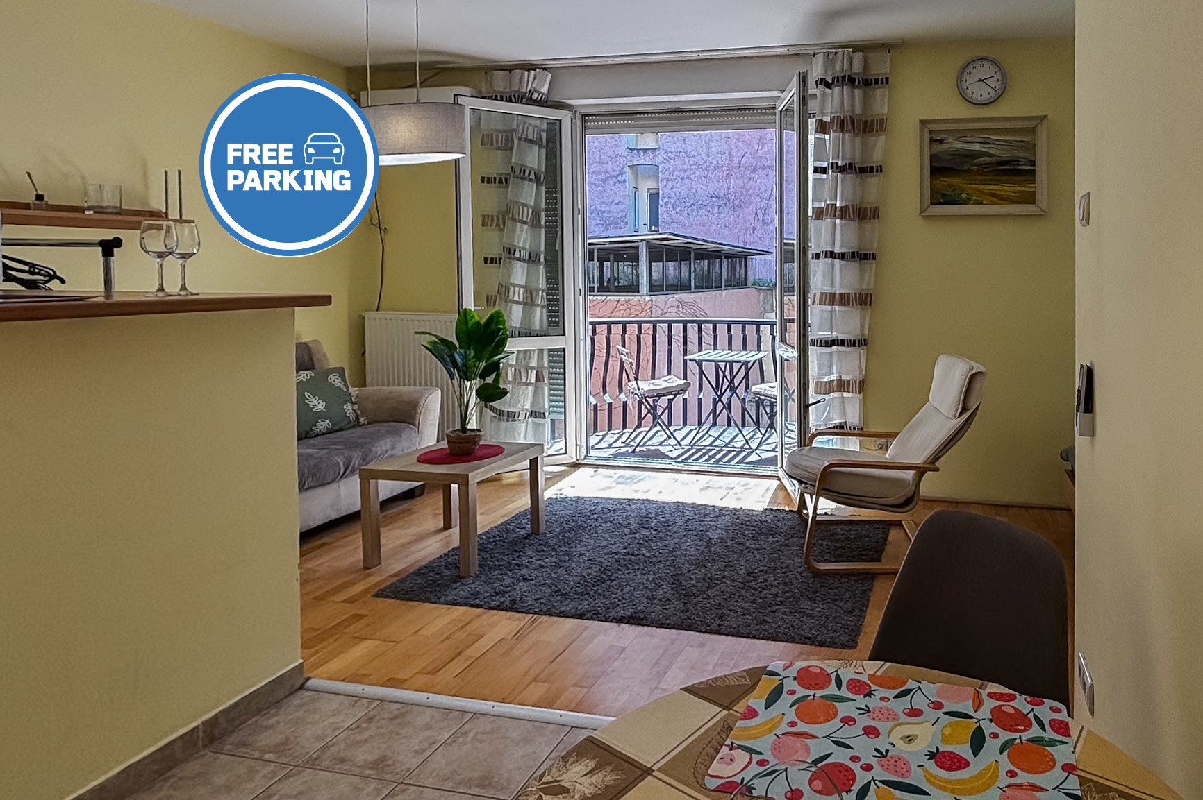 Bright studio with free parking in the center.