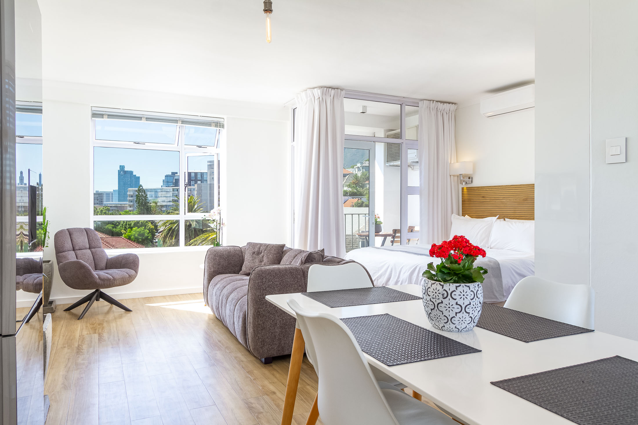 Stylish Executive Apartment With Views