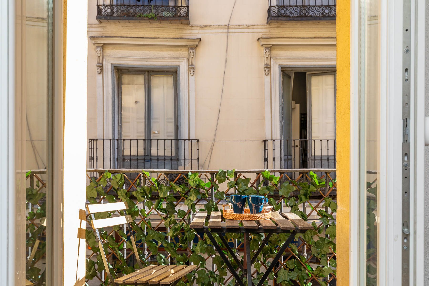 Best Location! Cute! Two Balconies w/ sights! WIFI