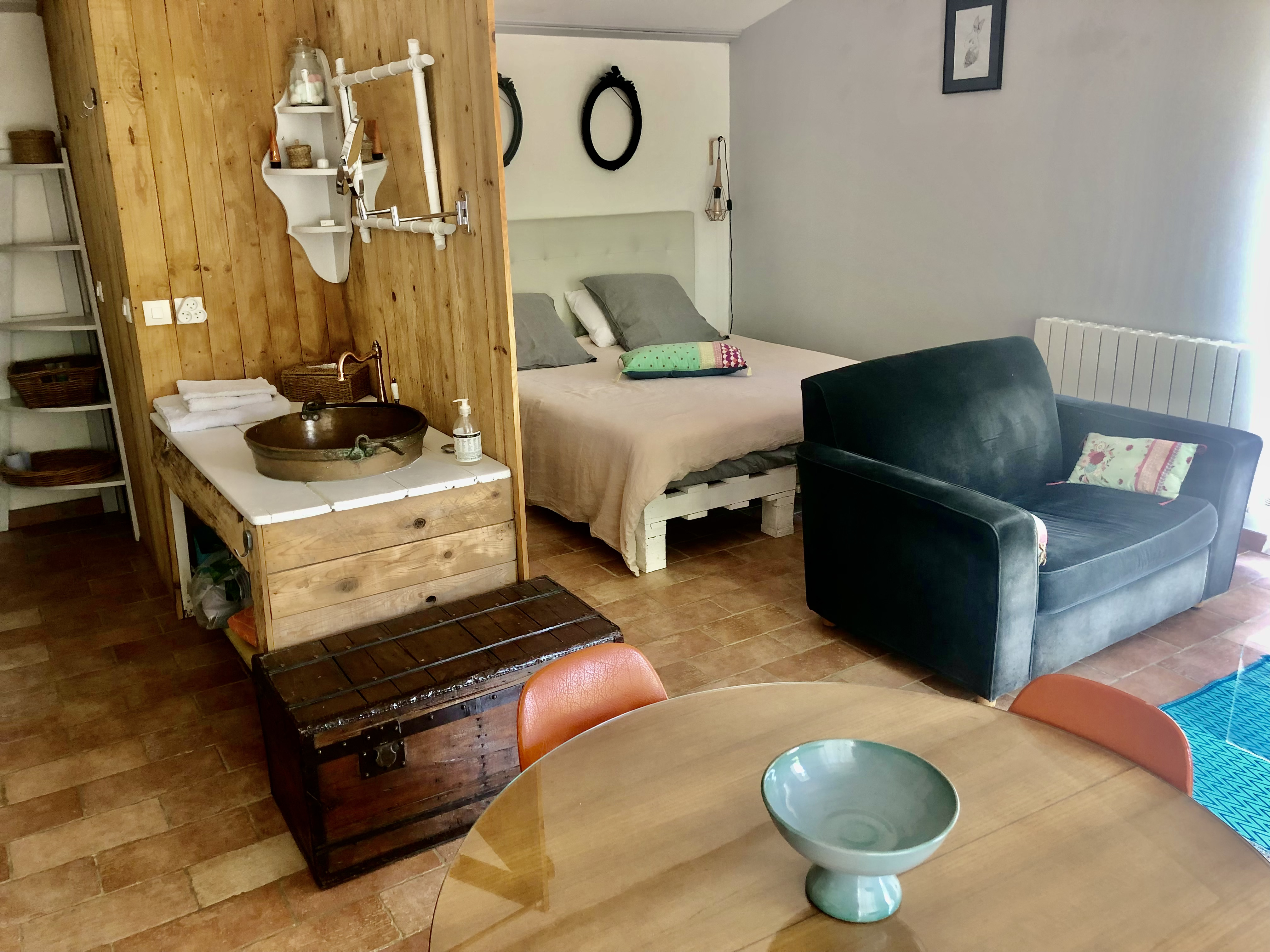 Very nice open space studio in old farmhouse. Pool