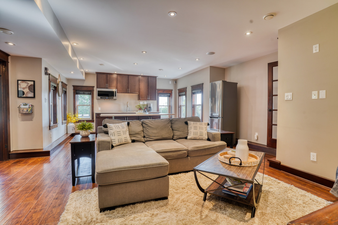 Beautiful Modern Guestsuite with Private Entry