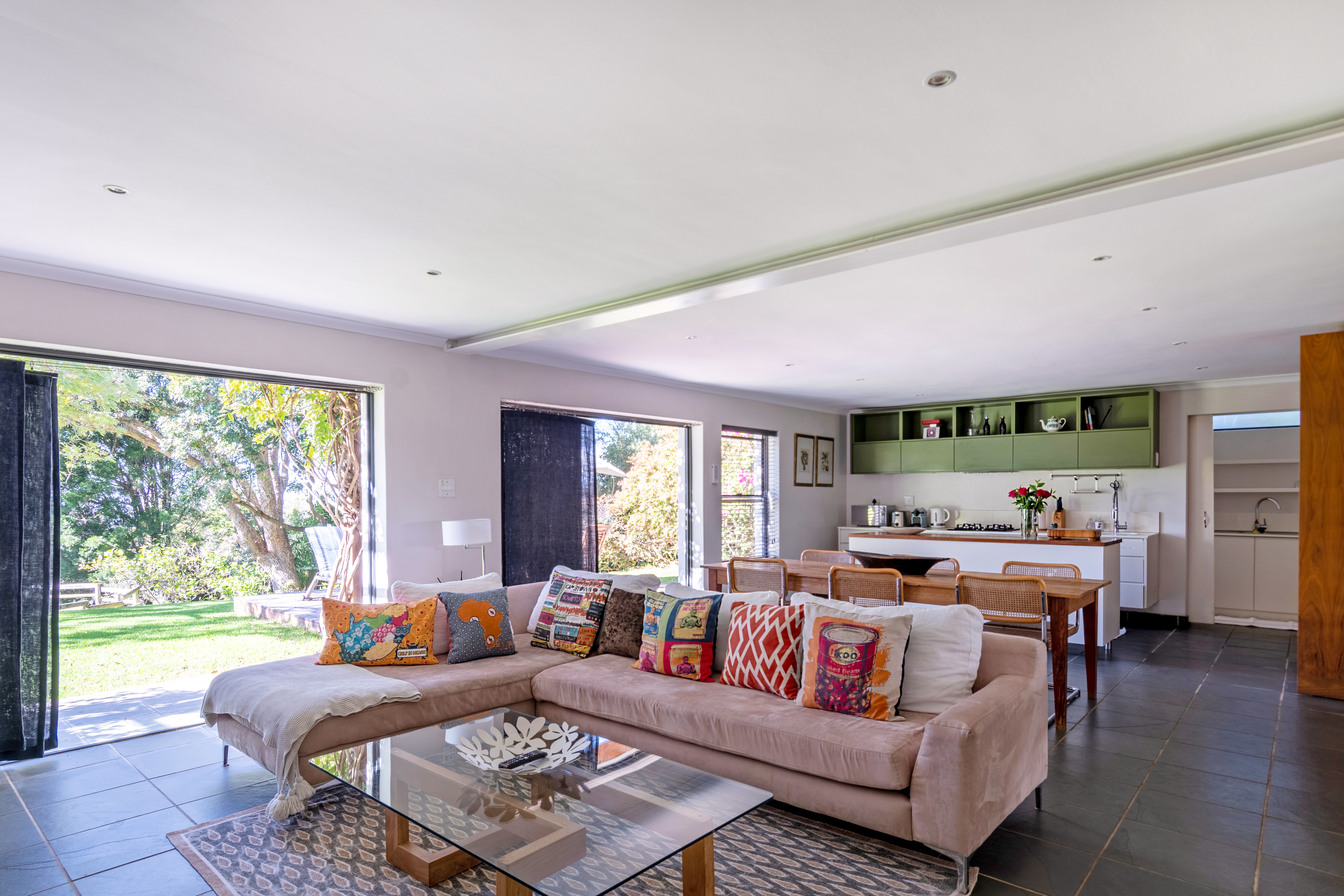 APARTMENT ON CONSTANTIA WINE ROUTE in Ward 62, Cape Town