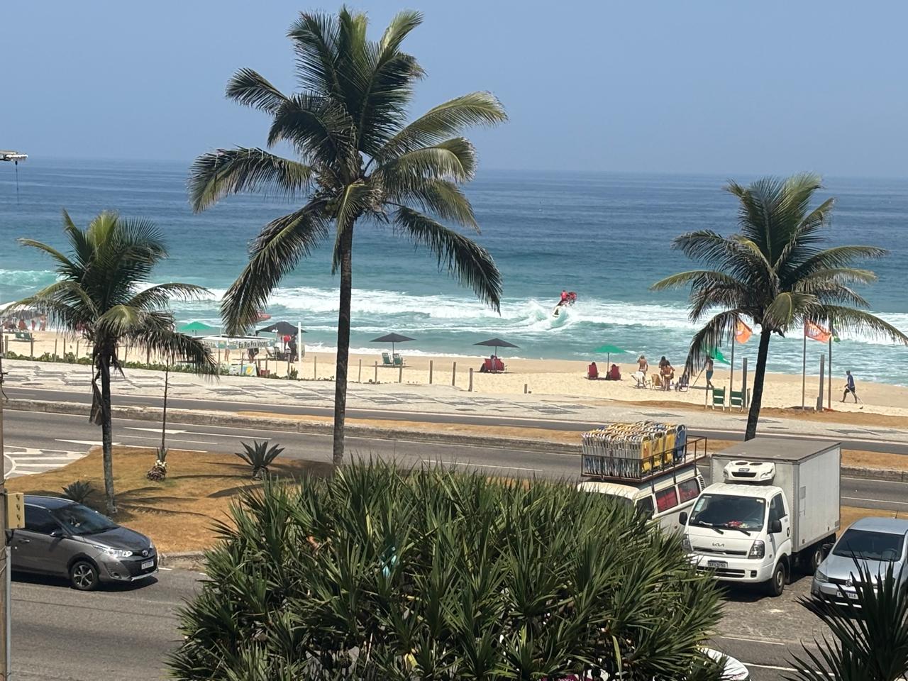 Flat confortável de frente a praia da barra