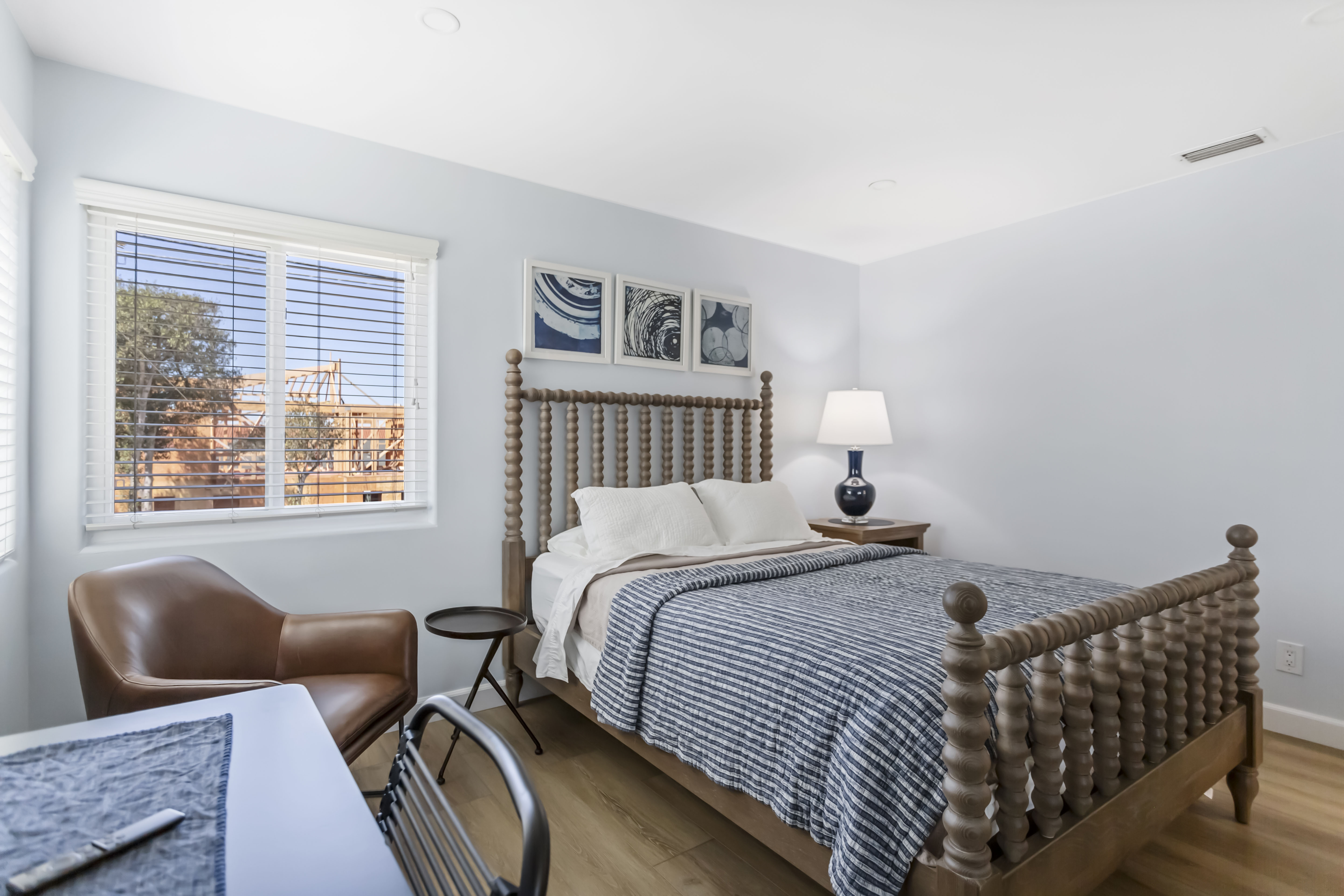 Cheerful room with shared bath3 blocks to thebeach