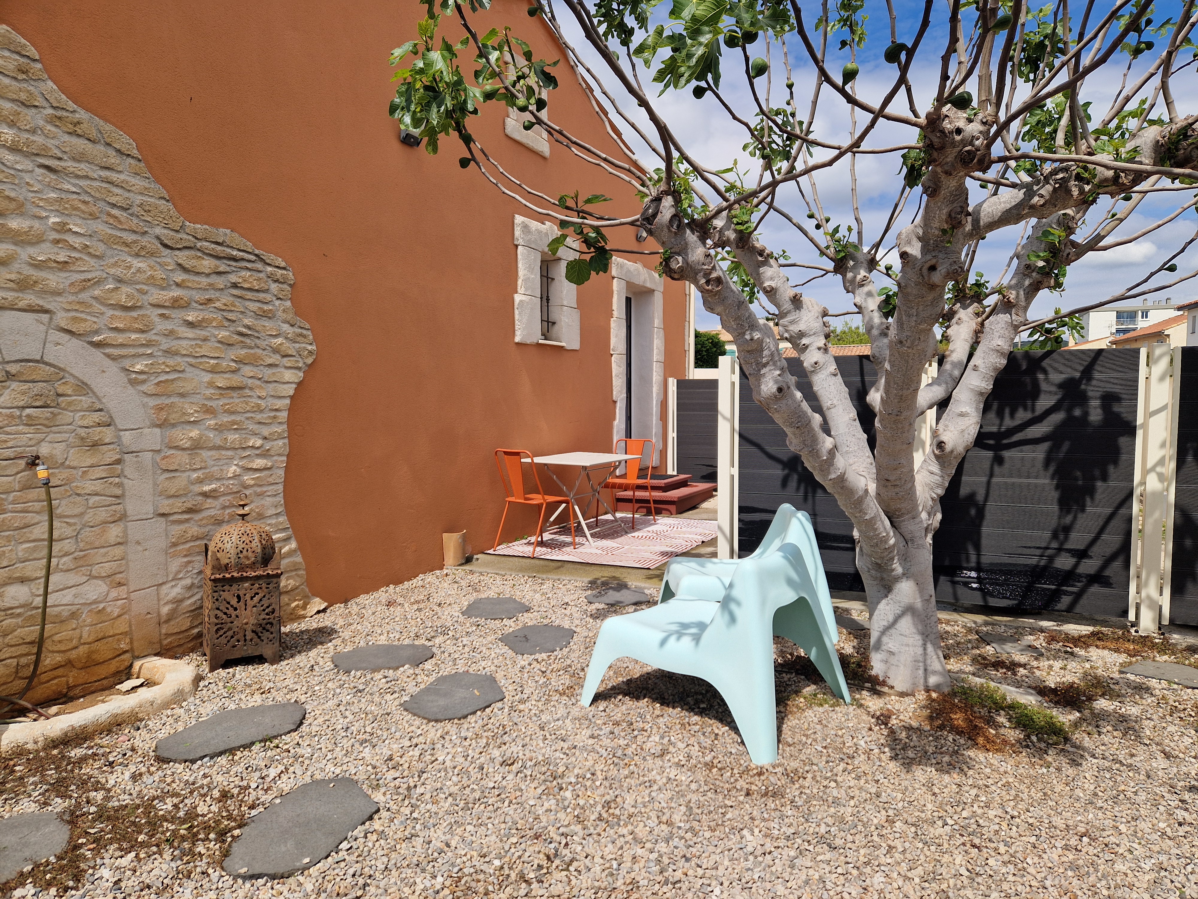 Quiet air-conditioned apartment with exterior