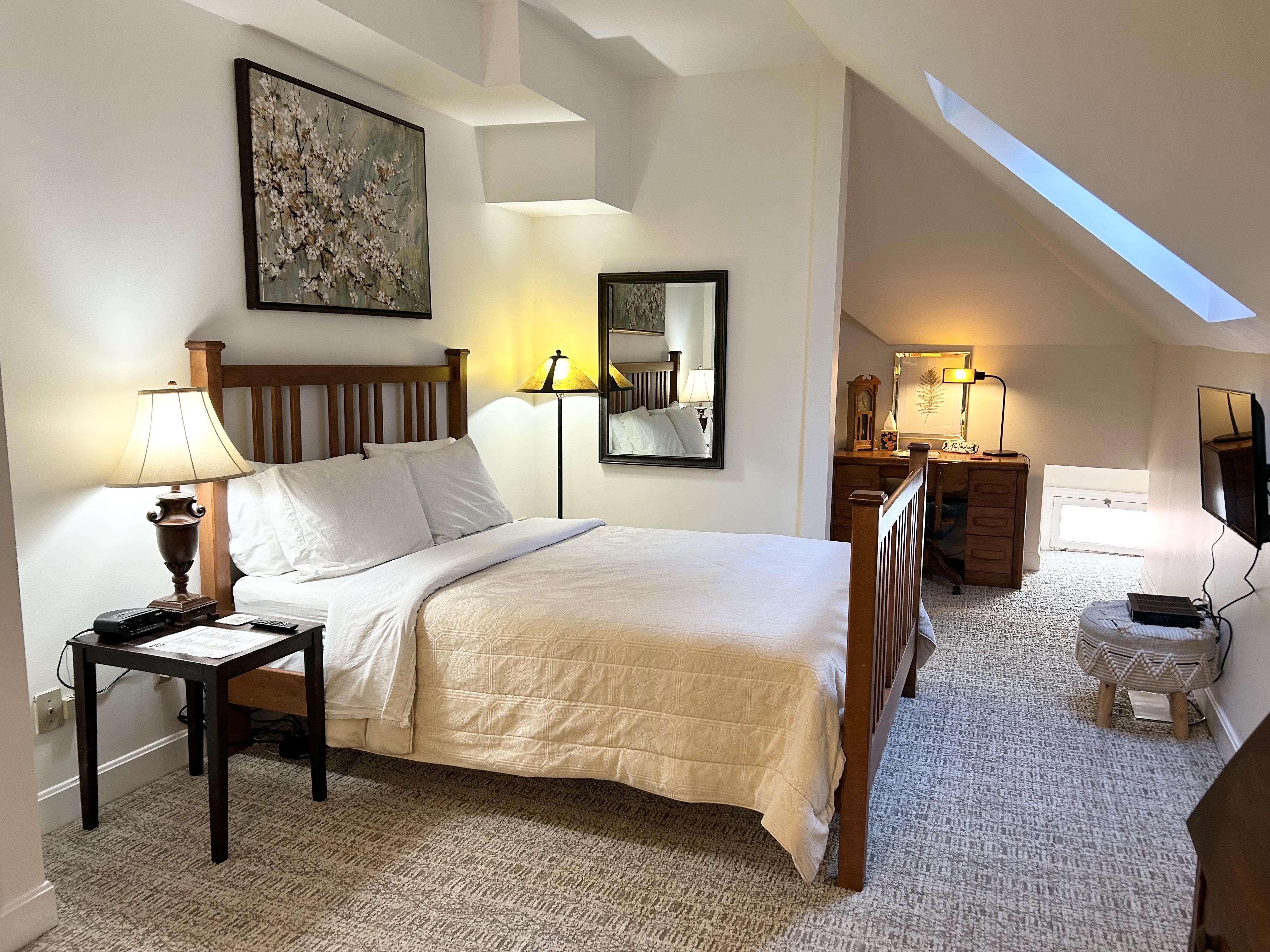 Bed & Breakfast, Queen Suite, Desk, Privacy in Near North/University, Columbus