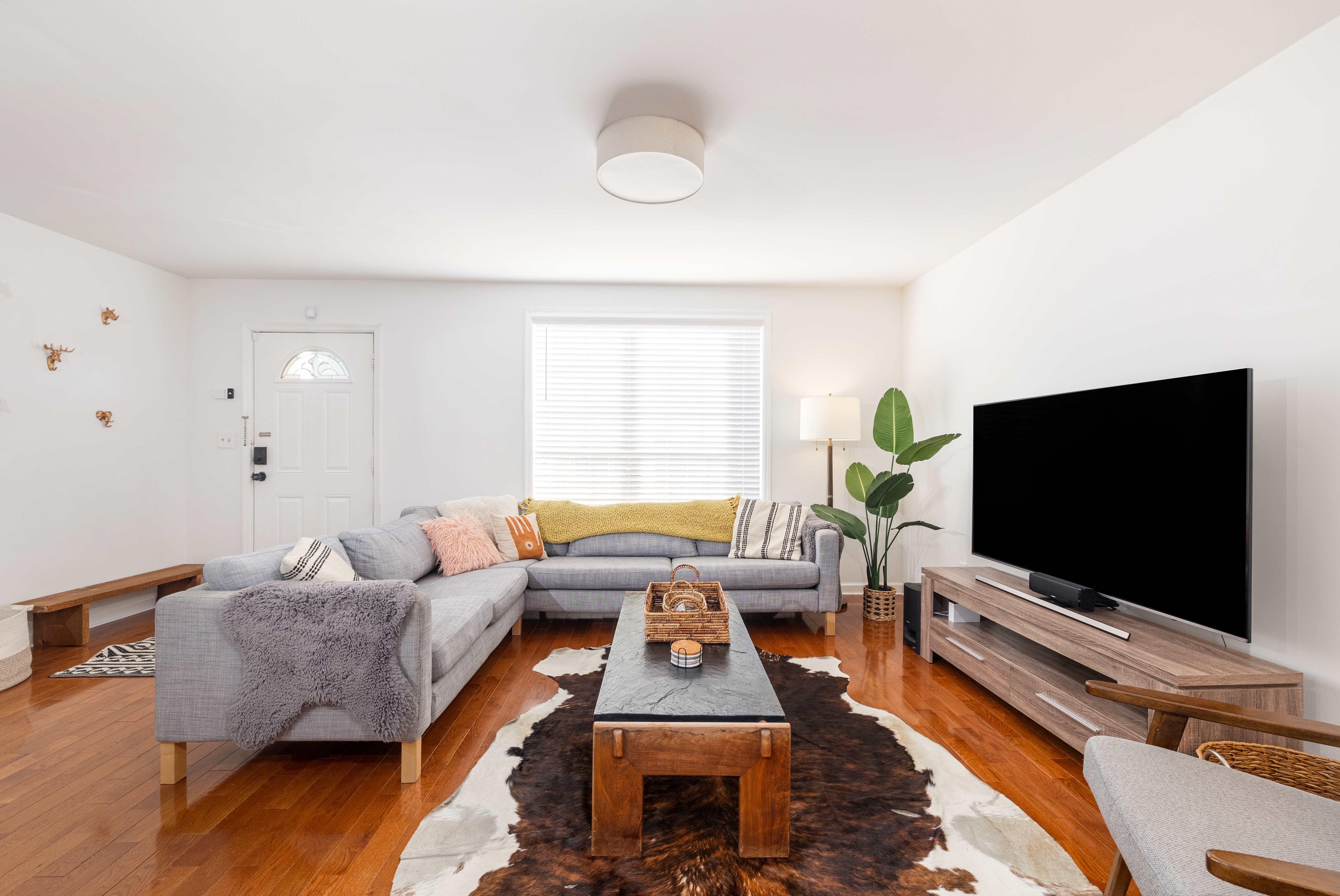 Walkable Charming Getaway + 10 Min to Broadway! in District 20, Nashville
