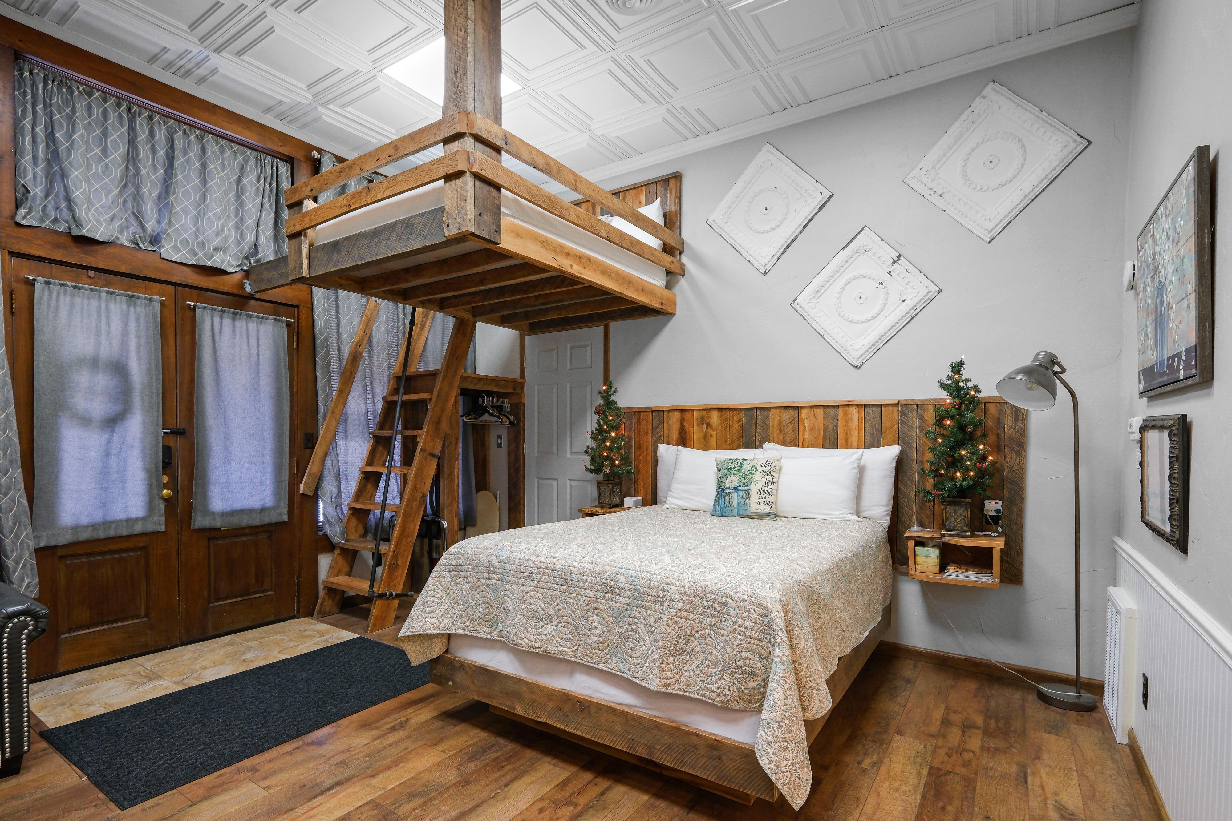 Crossroads Storefront Studio- Steps to Rt. 66
