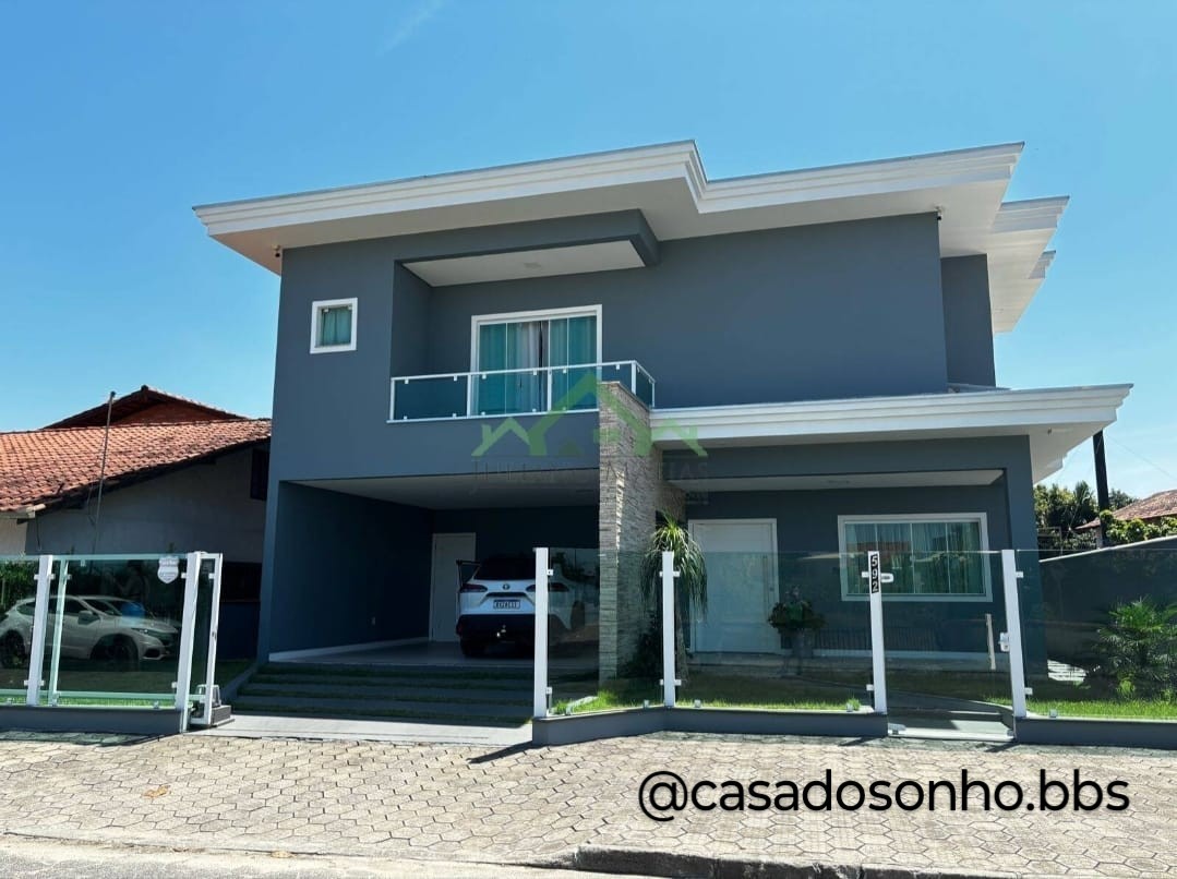 House with pool and near the Beach