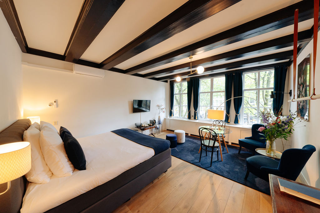 Luxurious Suite with Canal View in Heart of City