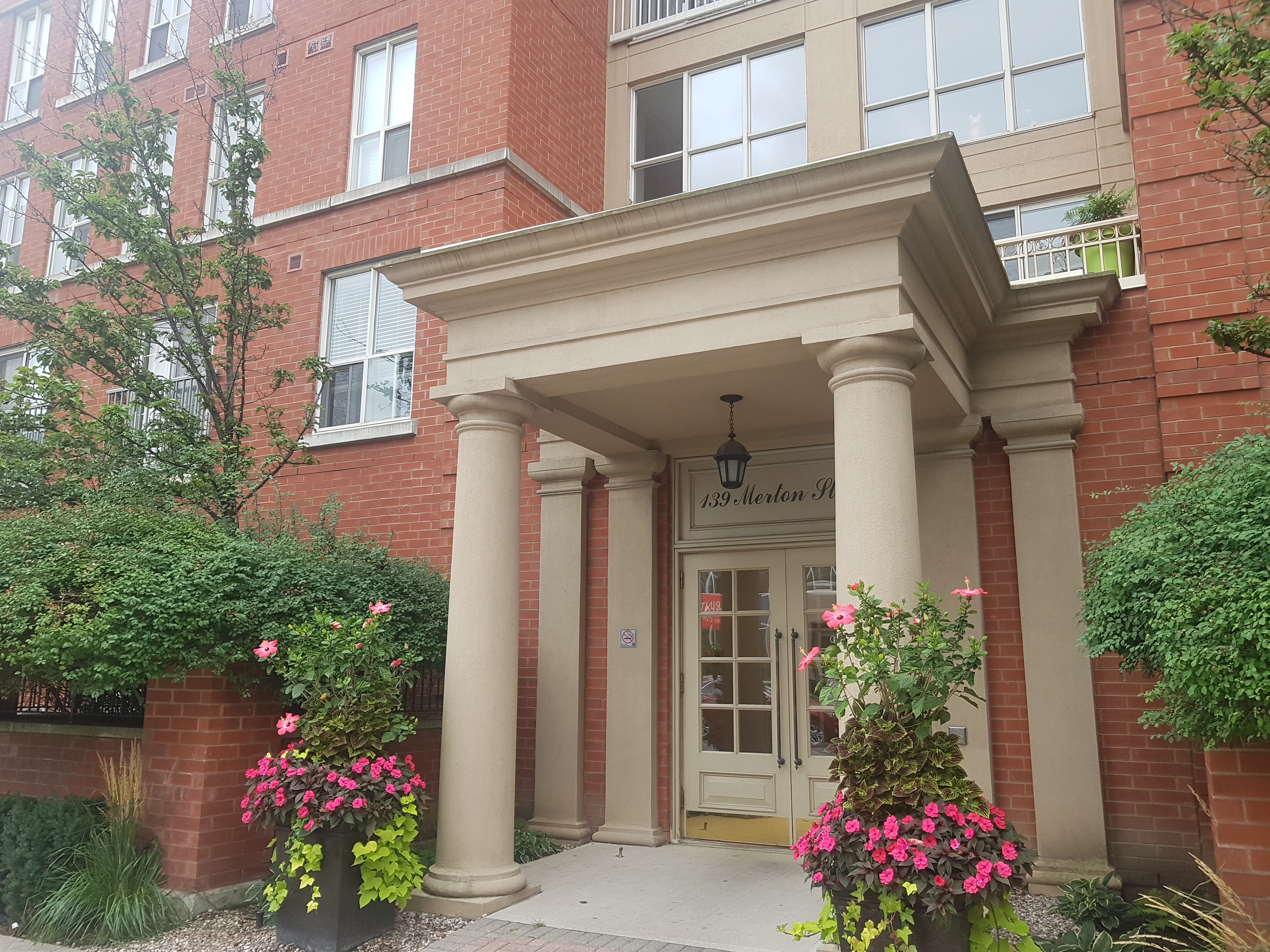 Luxury furnished Apartment in prime location in Mount Pleasant West, Toronto