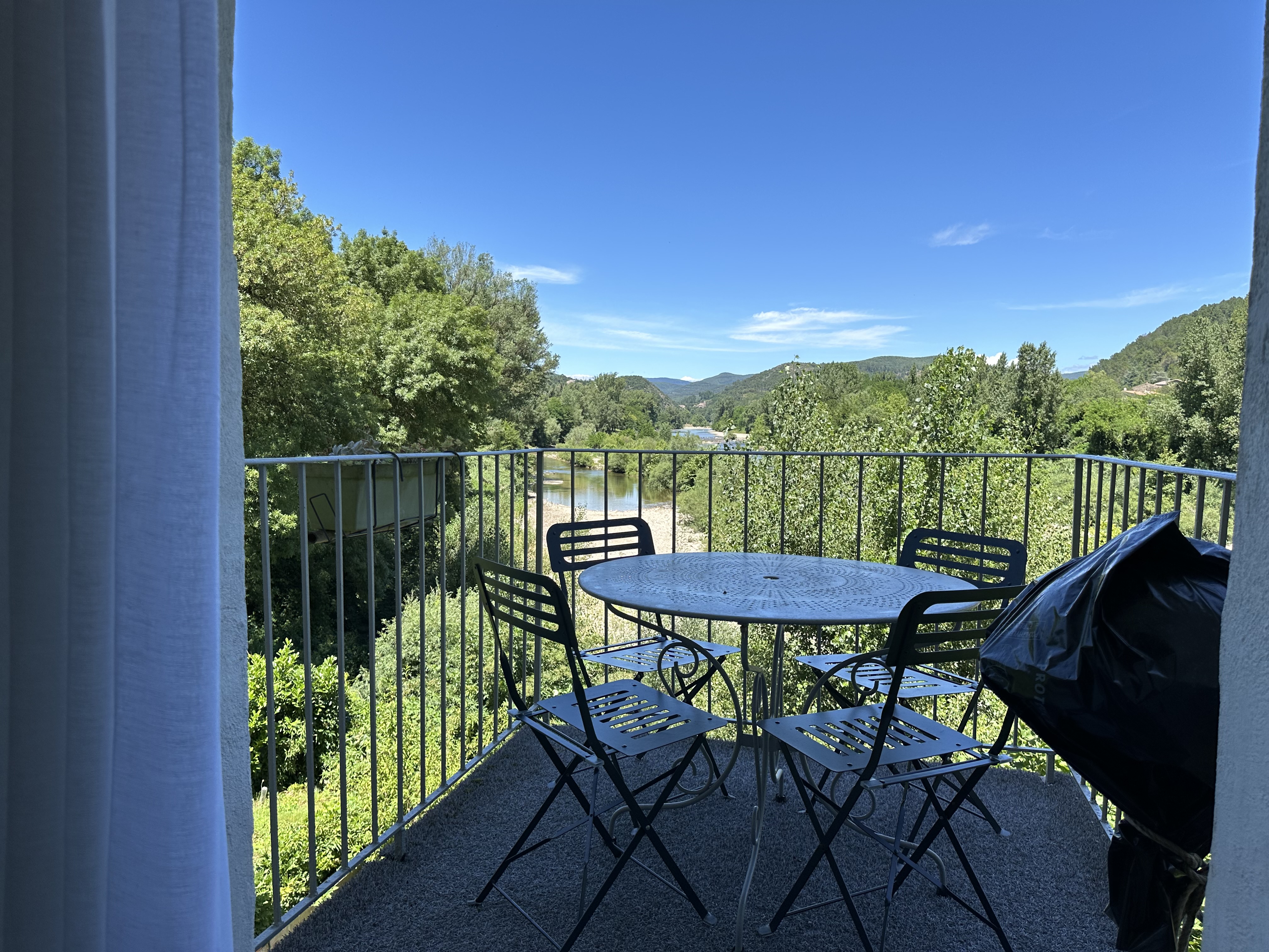 Anduze Bamboo Lodge, with your feet in the water