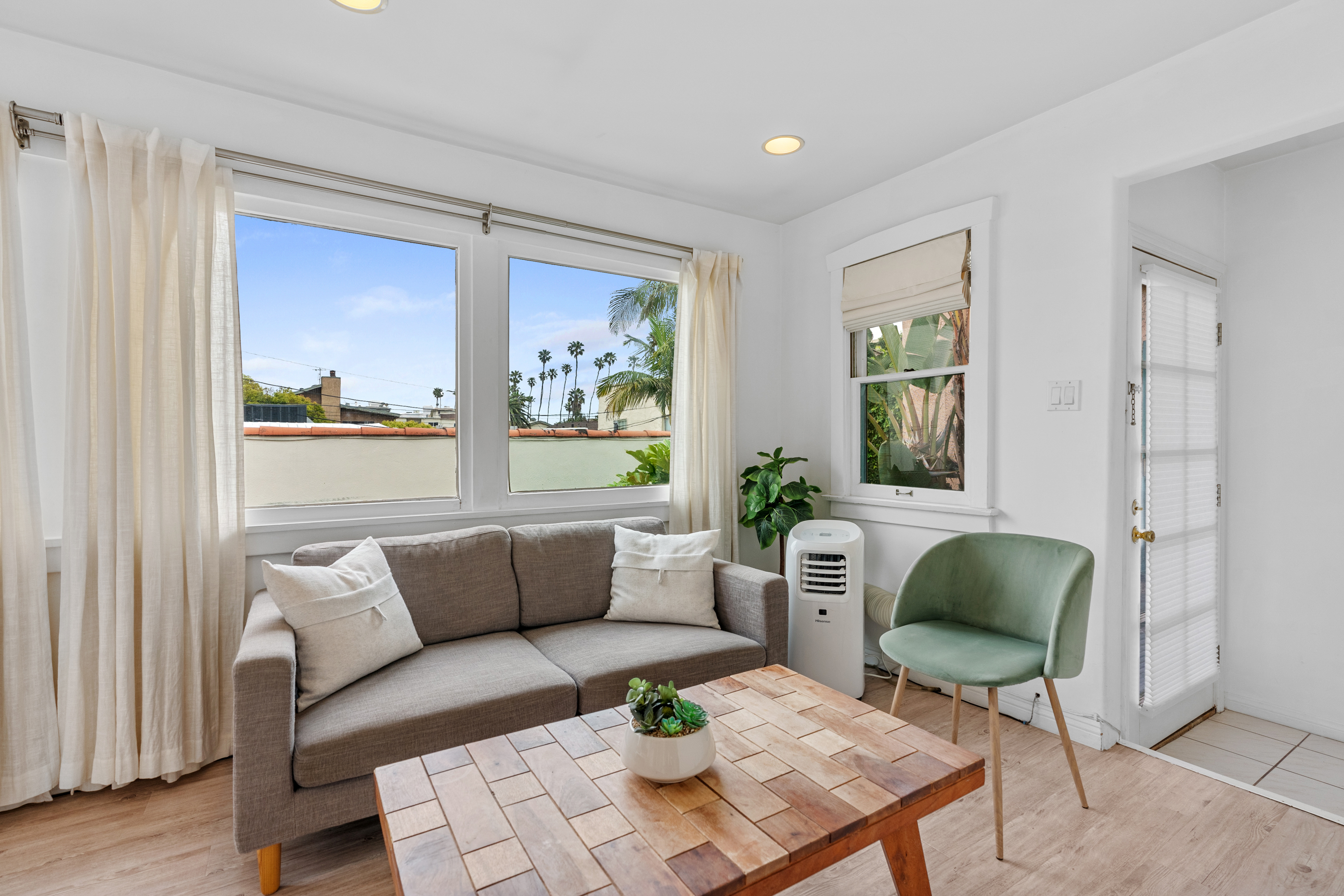 Sunny Large Studio with Full Kitchen - CA913 in Santa Monica, Los Angeles