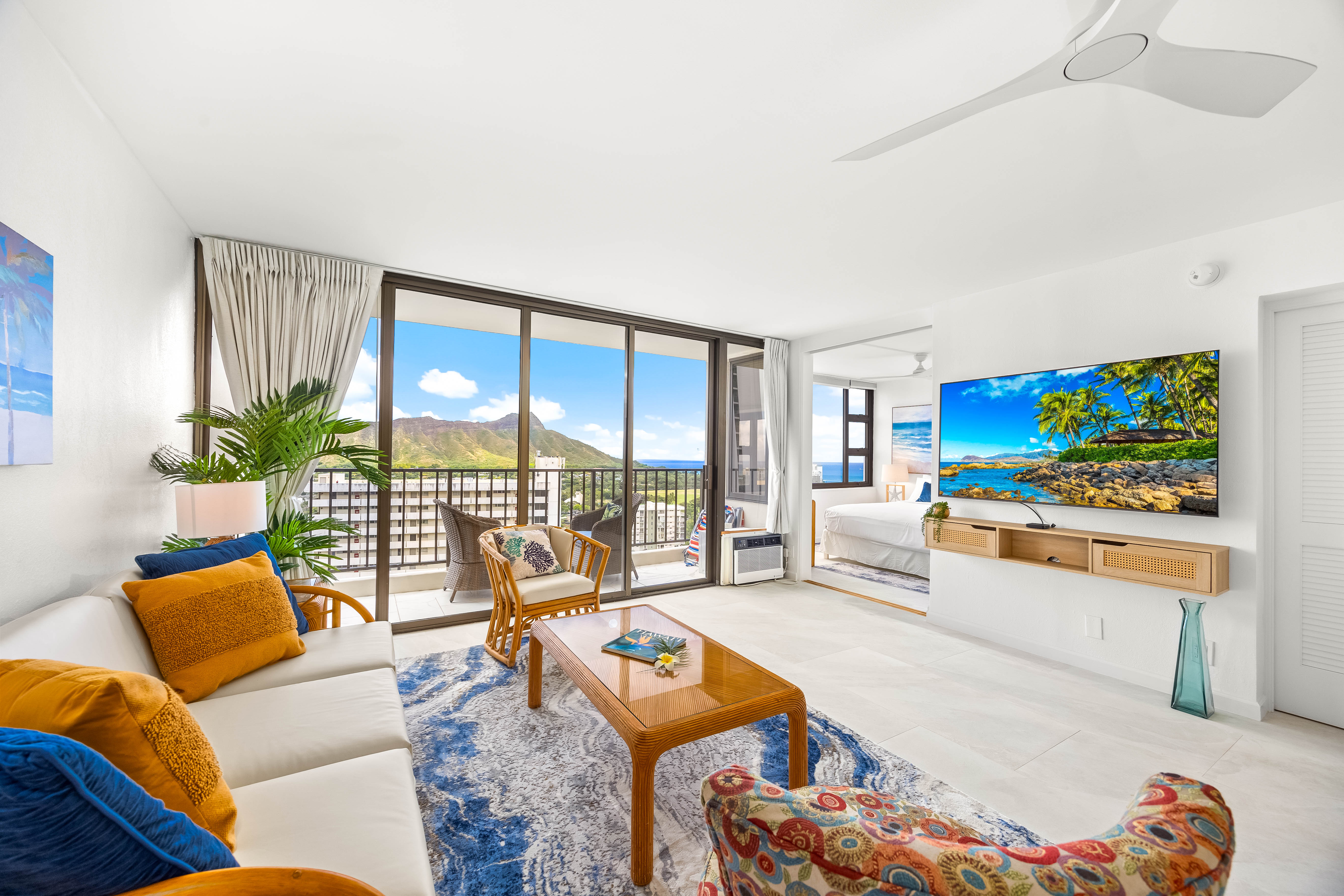 Island condo w/ beach access & lanai in Primary Urban Center, Hawaii