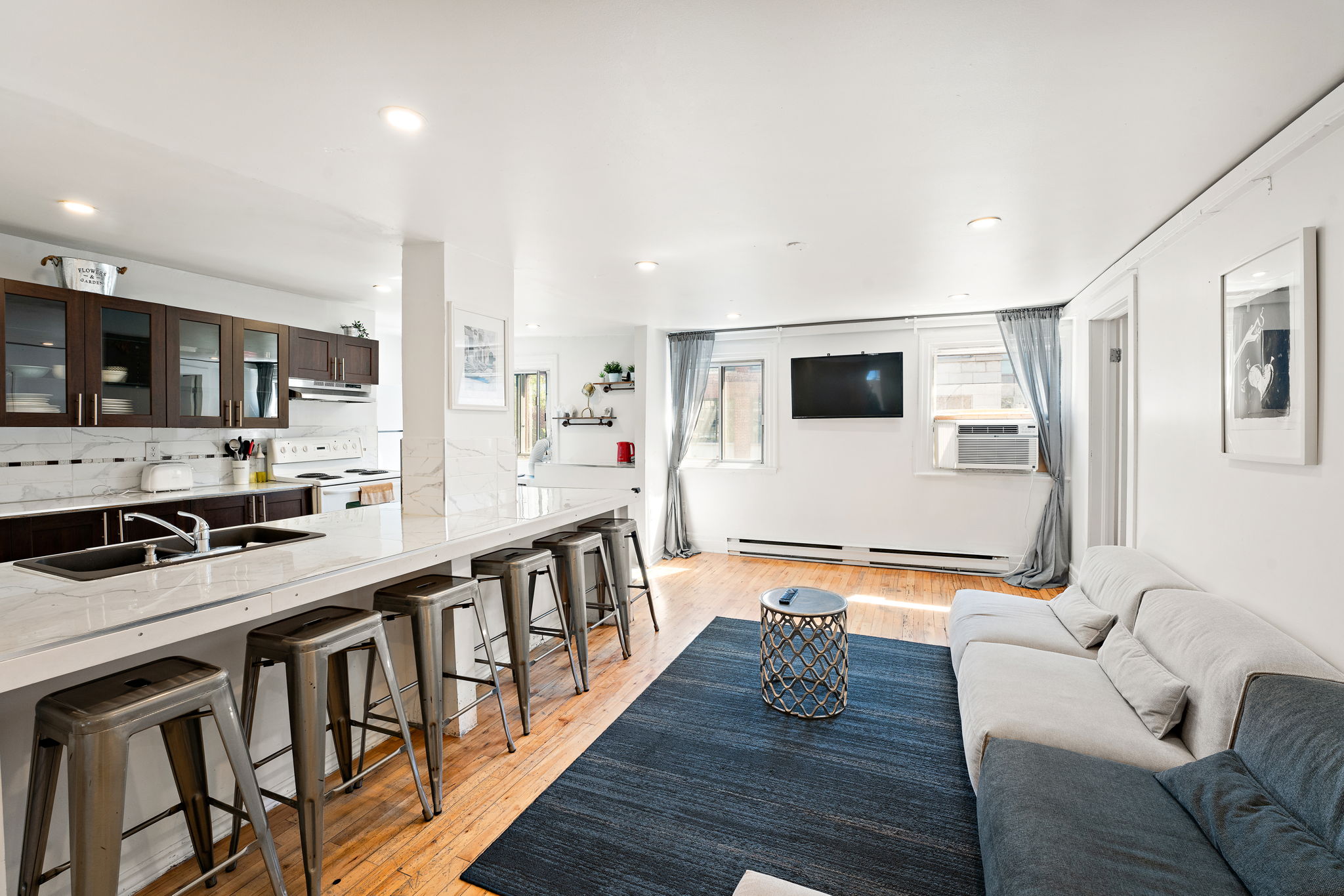 Huge & Stylish - Free Parking - Sleeps 22!