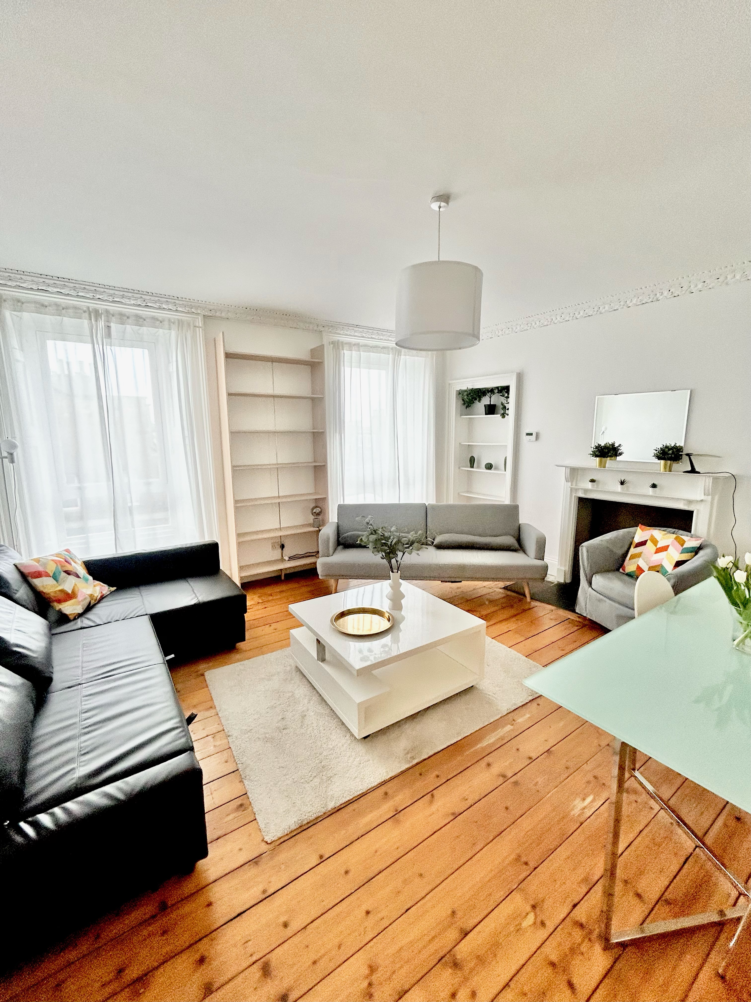 Central & Spacious Edinburgh Flat, Sleeps 4 in Abbeyhill, Edinburgh