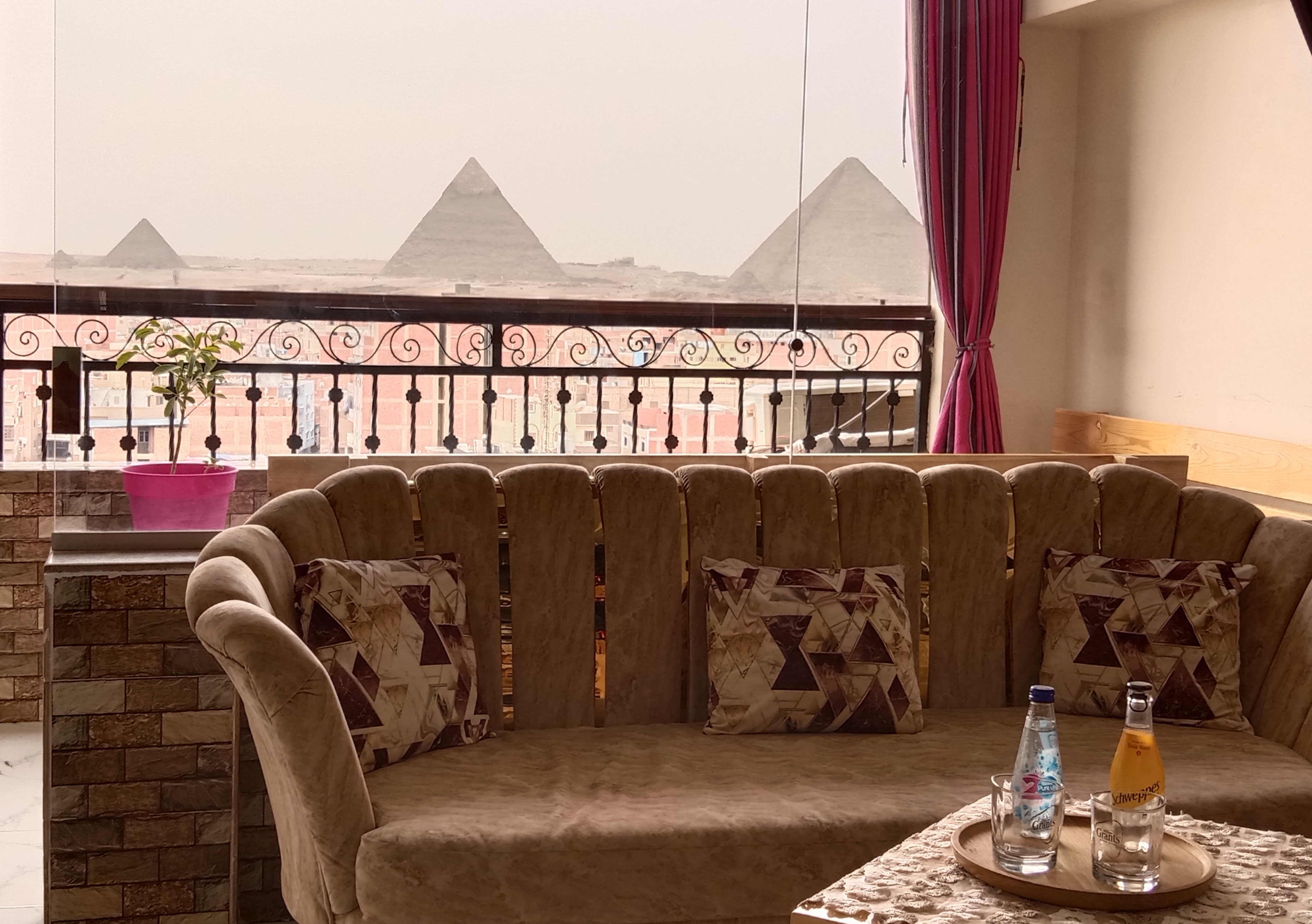 Comfortable apartment with view to Giza pyramids