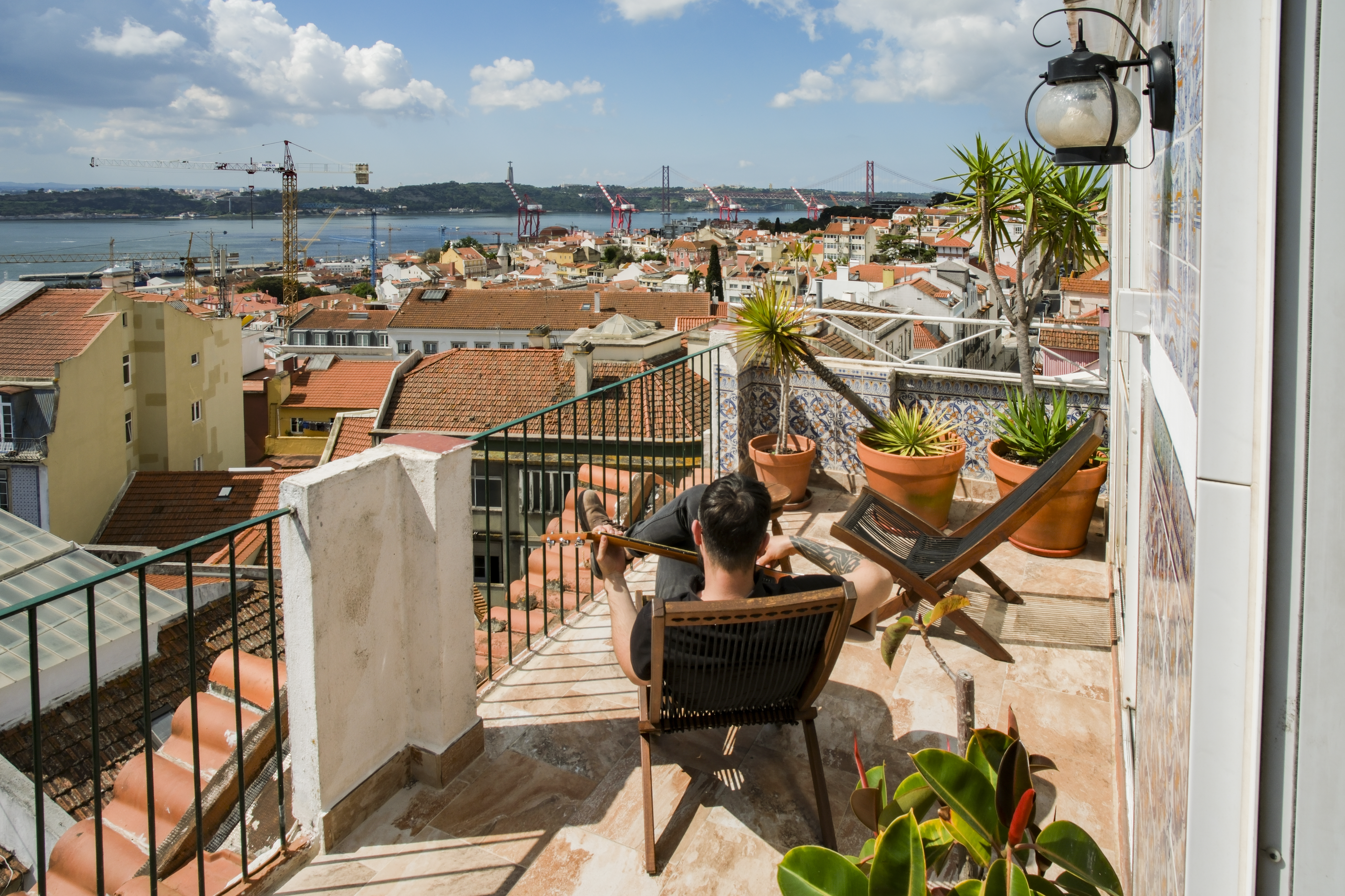 Sunny Double Room w/ Rooftop – Lapa Lisbon